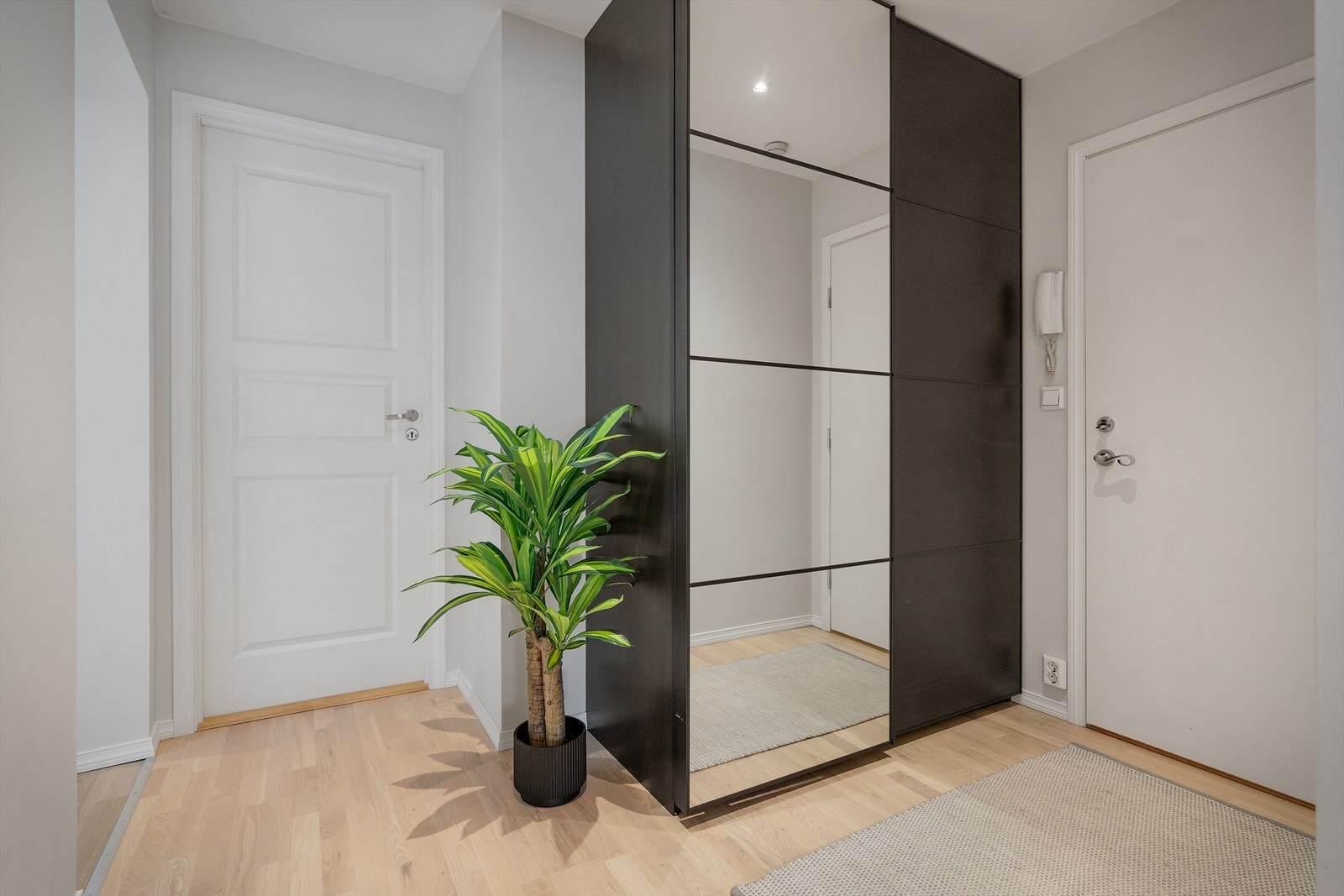 - Romslig, medfølgende garderobeløsning med skyvedører - Galleribilde