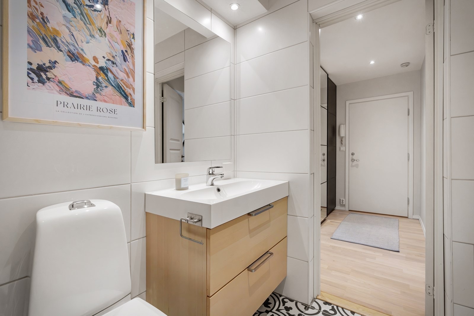 - Badet er innredet med servantmøbel, speil, toalett og dusjhjørne med innfellbare glassdører - Galleribilde