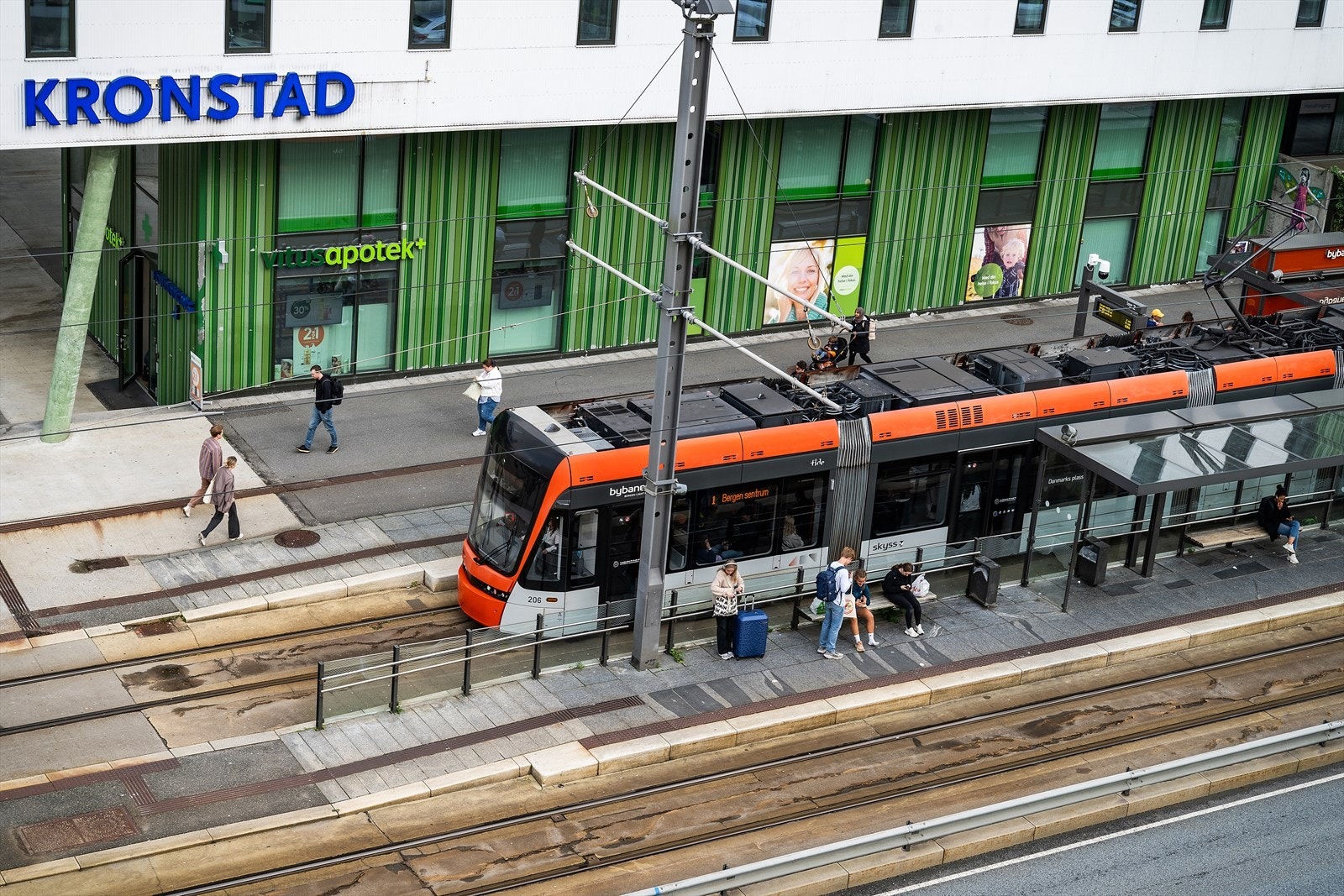 - Få minutters gange til bybanestoppet på Danmarksplass som tar deg i retning sentrum og Flesland den andre veien - Galleribilde