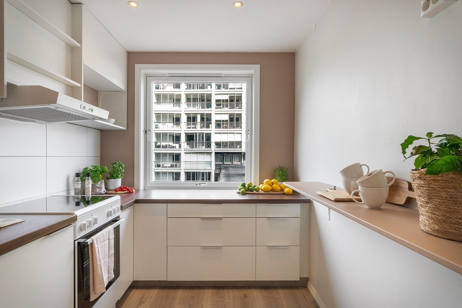 - Tidløs innredning med slette fronter og benkeplate av laminat - Galleribilde