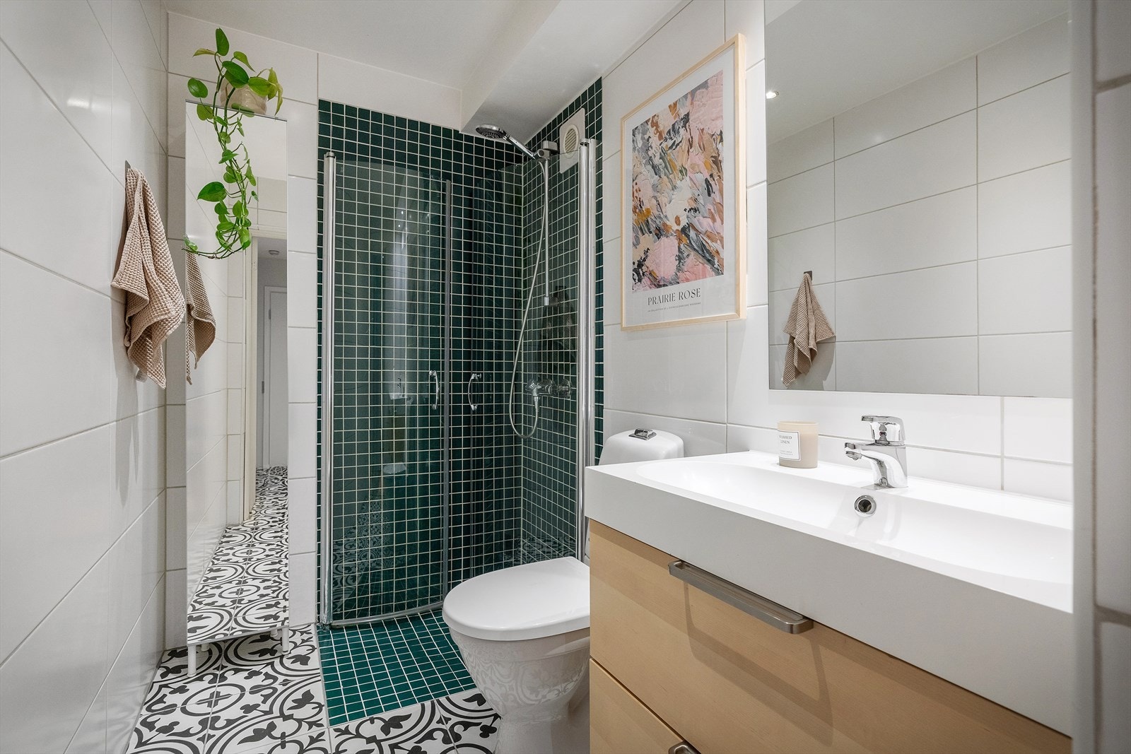 - Lekkert baderom med behagelig varme i gulv - Galleribilde