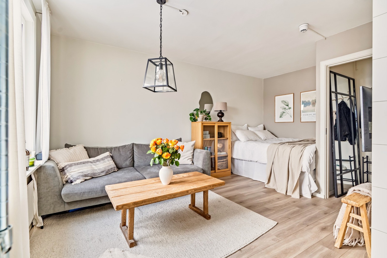 Praktisk alkove med plass til seng Galleribilde