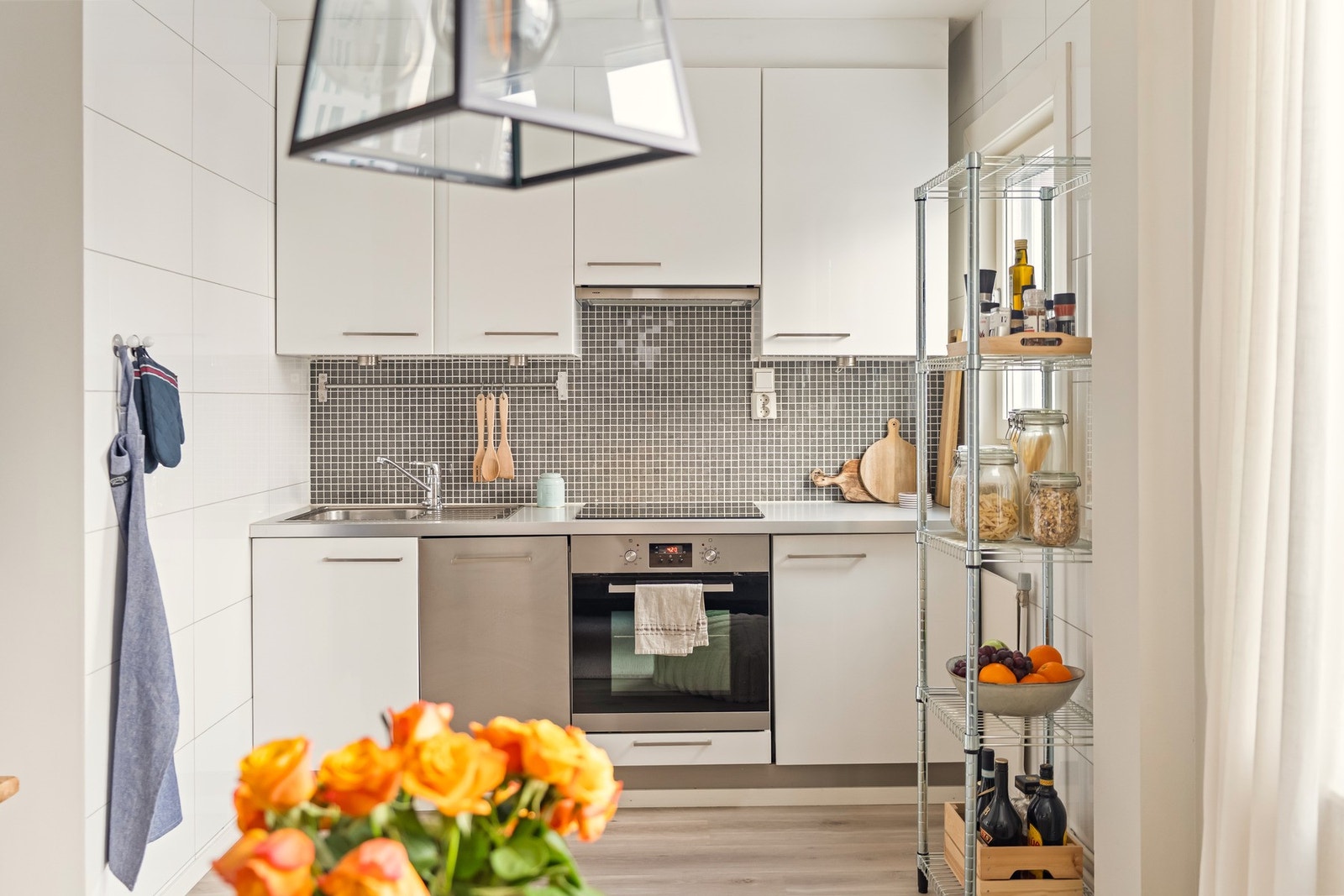 Superpraktisk kjøkken med god skap- og benkeplass i åpen løsning mot stuen Galleribilde