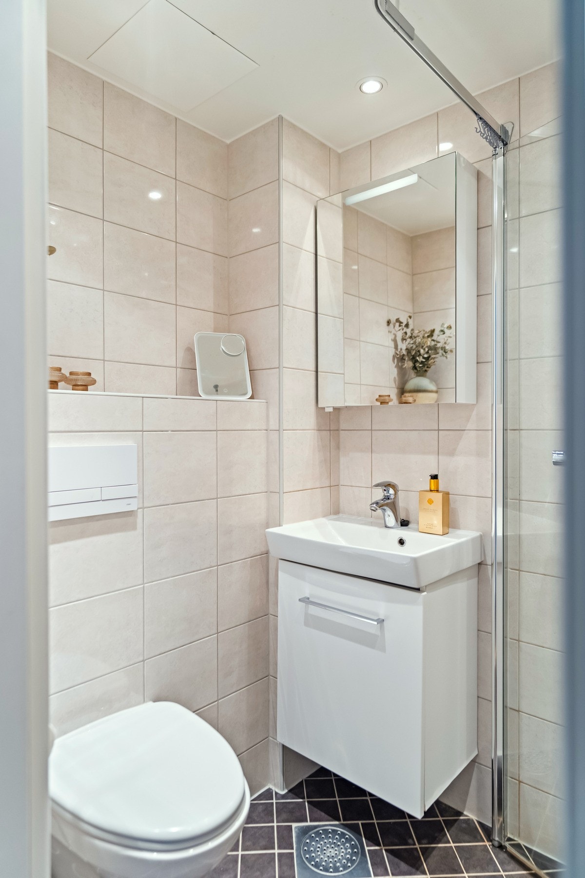 Innredningen består av vegghengt WC, servant med underskap, belyst speilskap og dusjsone Galleribilde