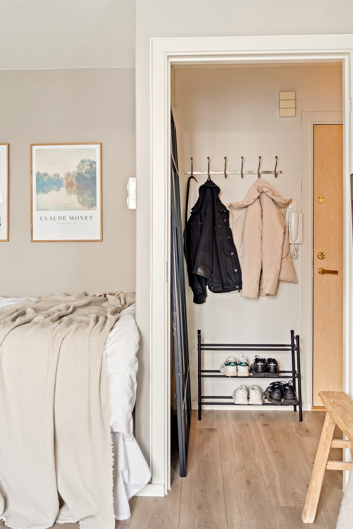 Adkomst til boligen skjer gjennom en hyggelig entre med god plass for oppbevaring Galleribilde