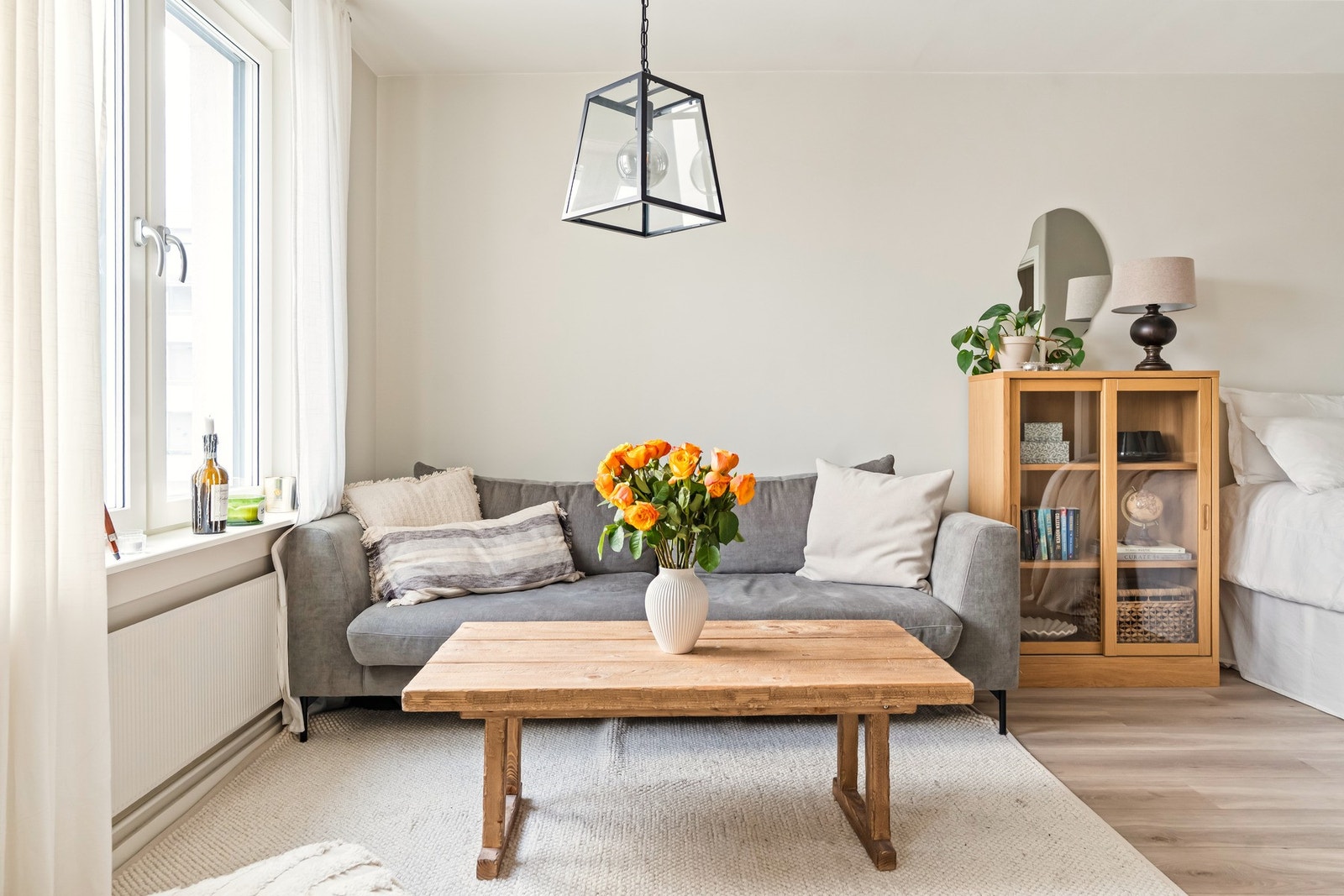 Det er god plass til møblering av sofagruppe med tilhørende stuemøblement Galleribilde