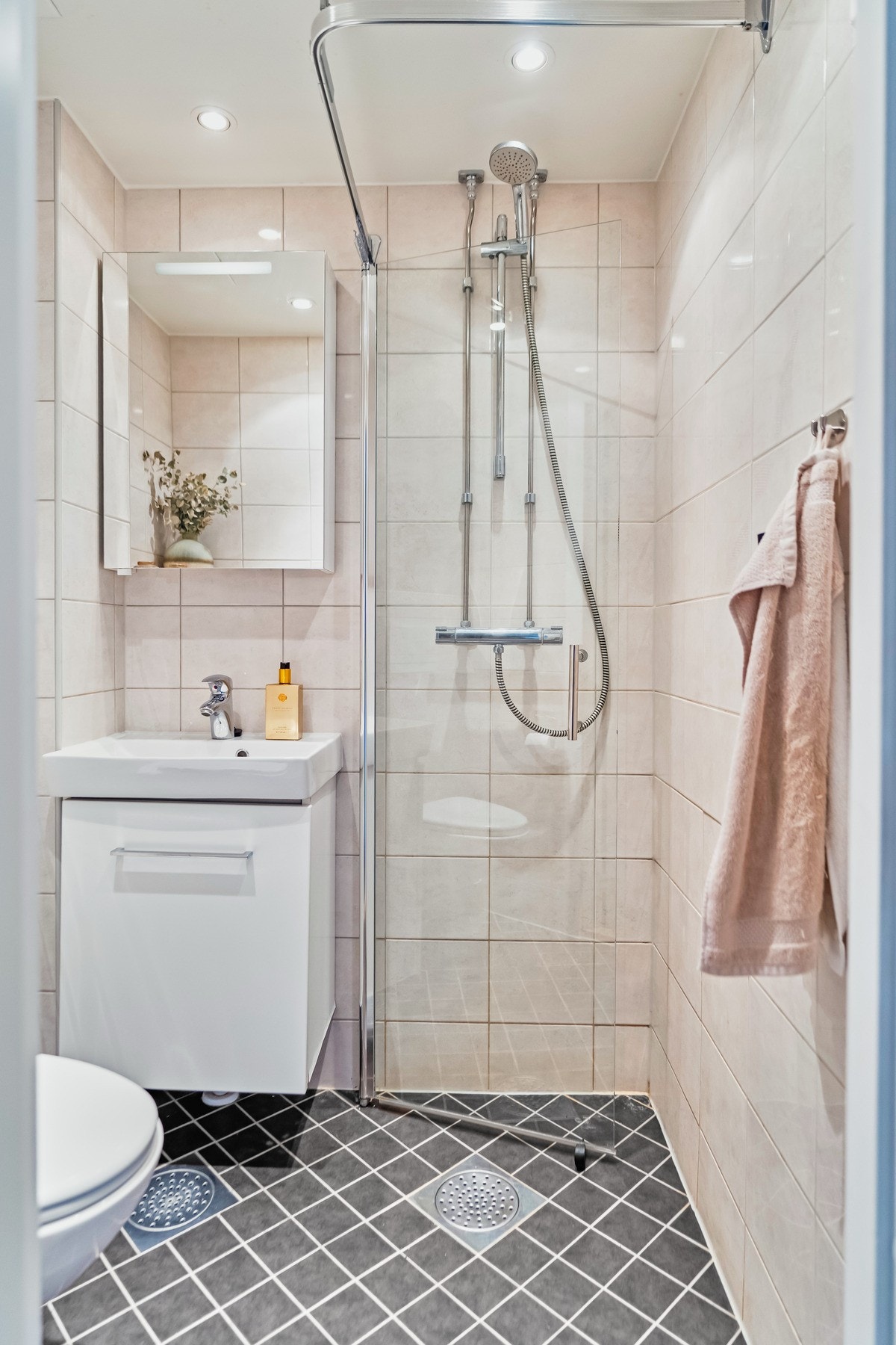 Pent flislagt bad med varmekabler Galleribilde