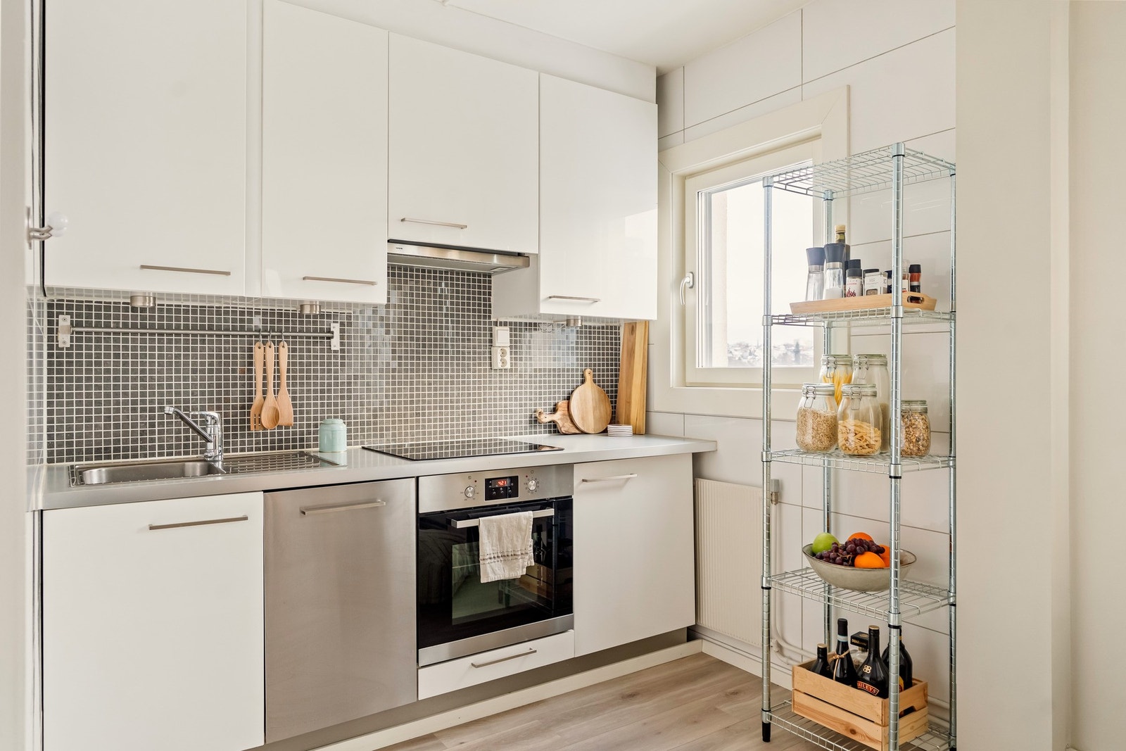 Av hvitevarer finner du nedfelt platetopp, komfyr, ventilator og oppvaskmaskin Galleribilde