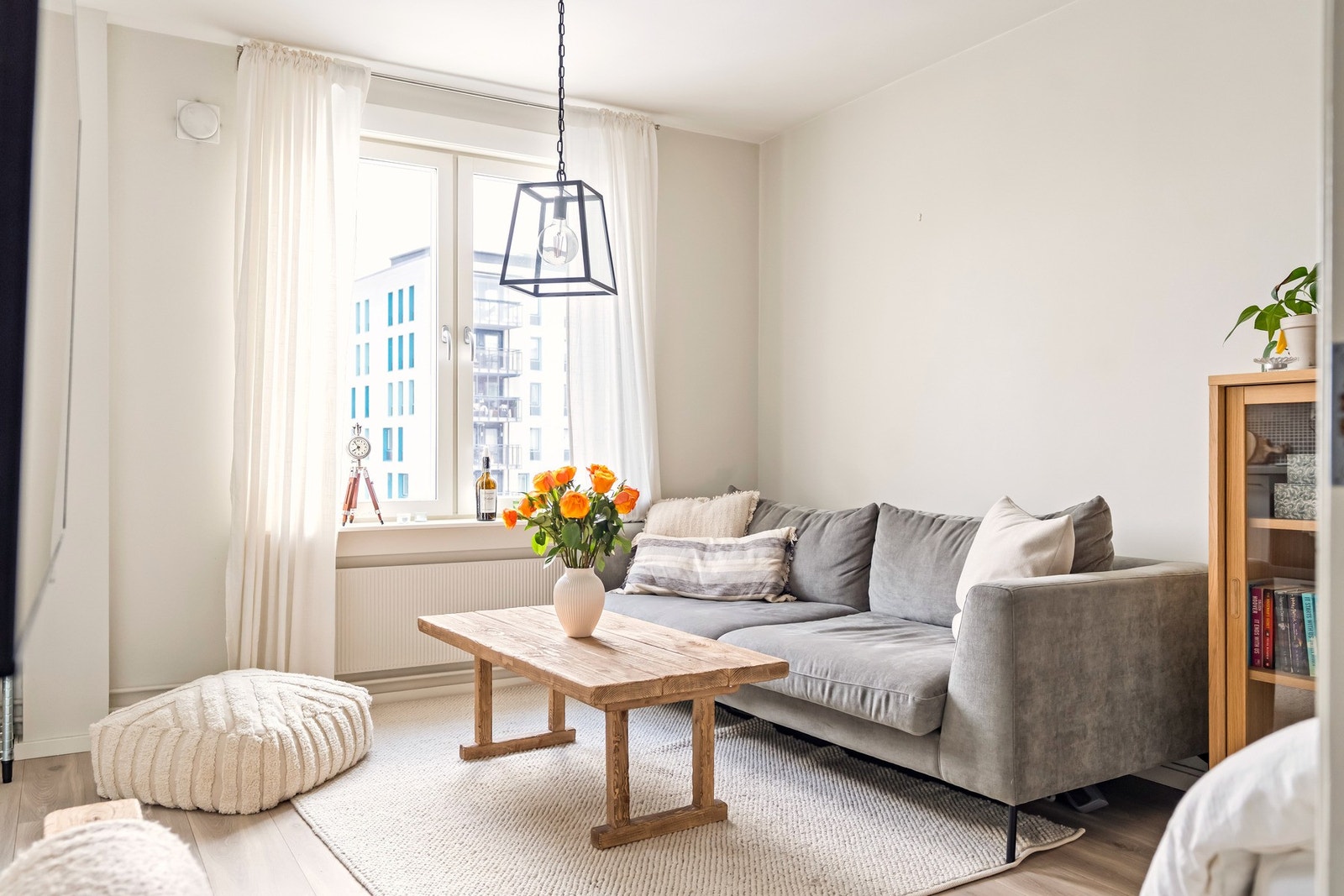 De store vinduene skaper en lys og luftig romfølelse Galleribilde