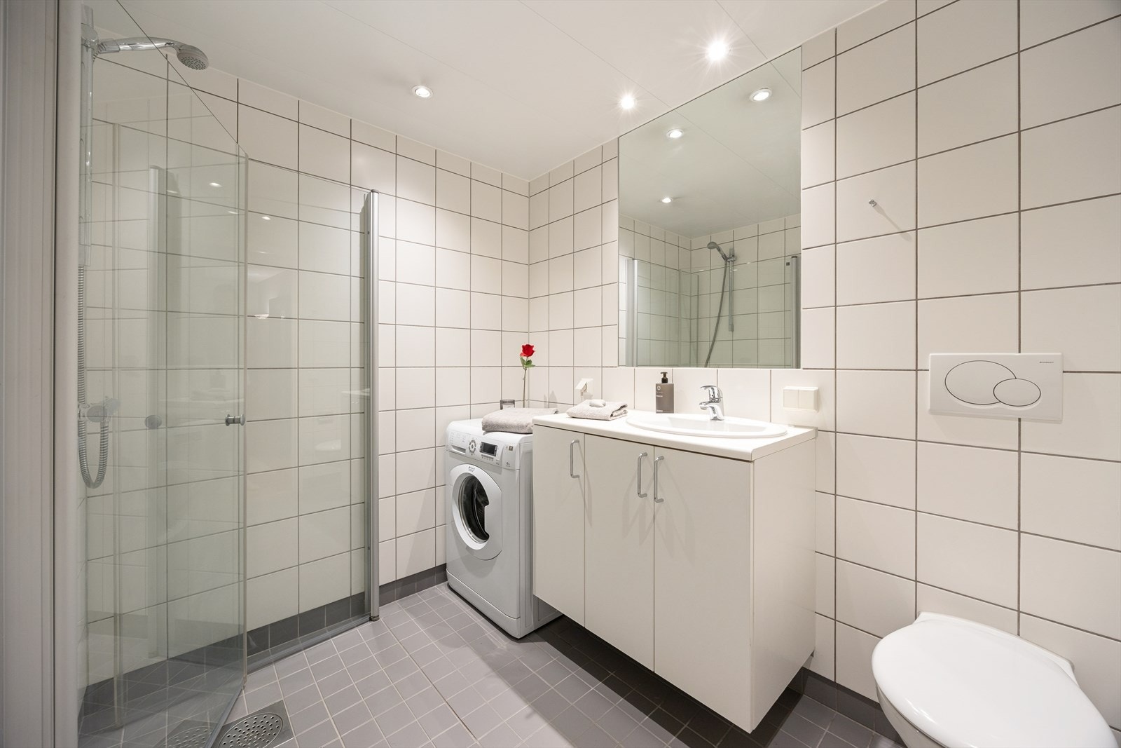 Romslig, flislagt bad med elektrisk gulvvarme for ekstra komfort. Galleribilde