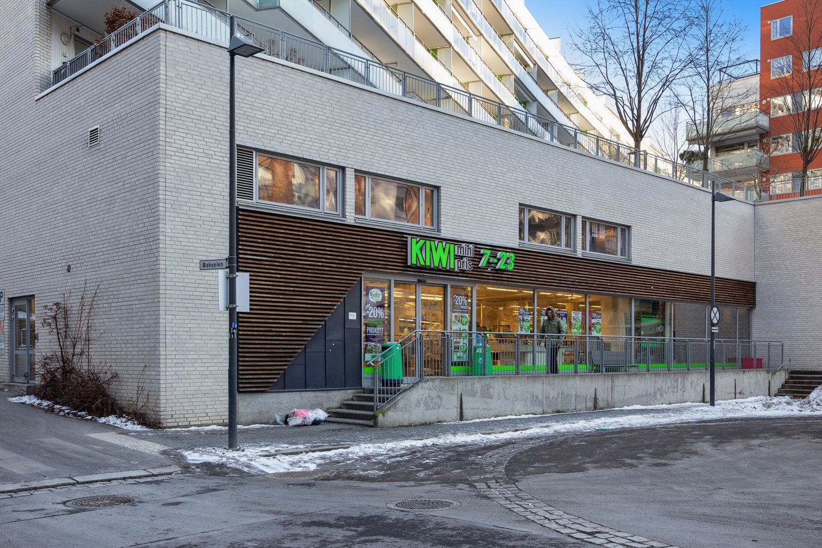 Hverdagsinnkjøpene gjøres enkelt med Kiwi Kværnerbyen, som ligger i umiddelbar avstand fra boligen. Rett over gaten er det også apotek. Galleribilde