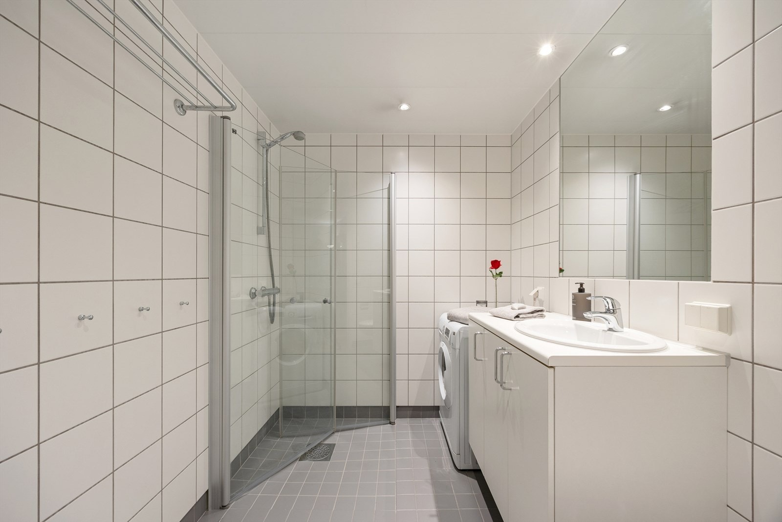 Badet har downlights i taket, dusjhjørne og opplegg for vaskemaskin. Galleribilde
