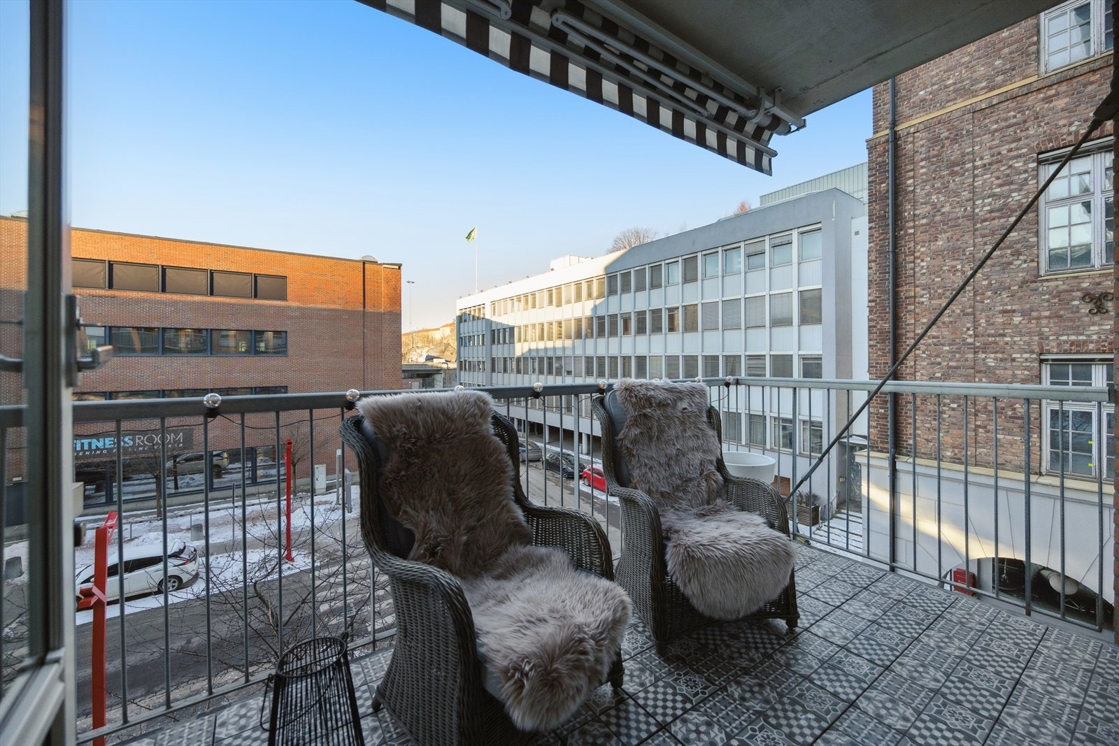 En elektrisk styrt terrassemarkise fra 2021 gir fleksibel solskjerming ved behov. Det er montert utelys og stikkontakt. Galleribilde