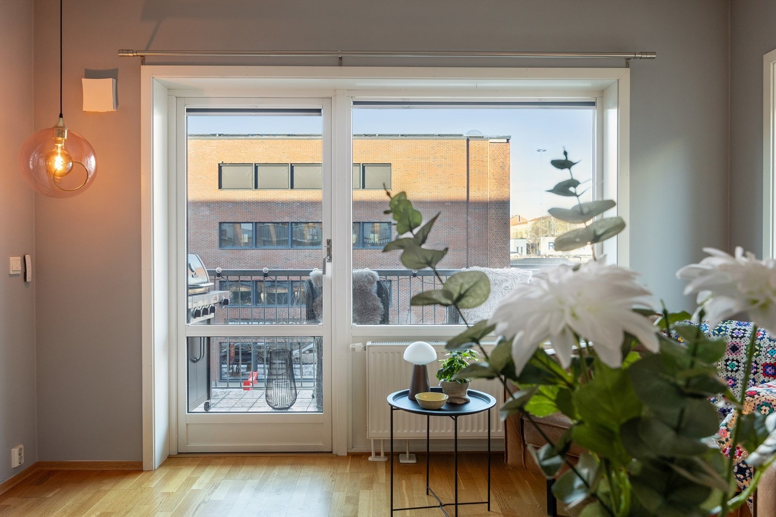 Fra stuen er det direkte utgang til den private uteplassen via terrassedør med 2-lags energiglass. Galleribilde