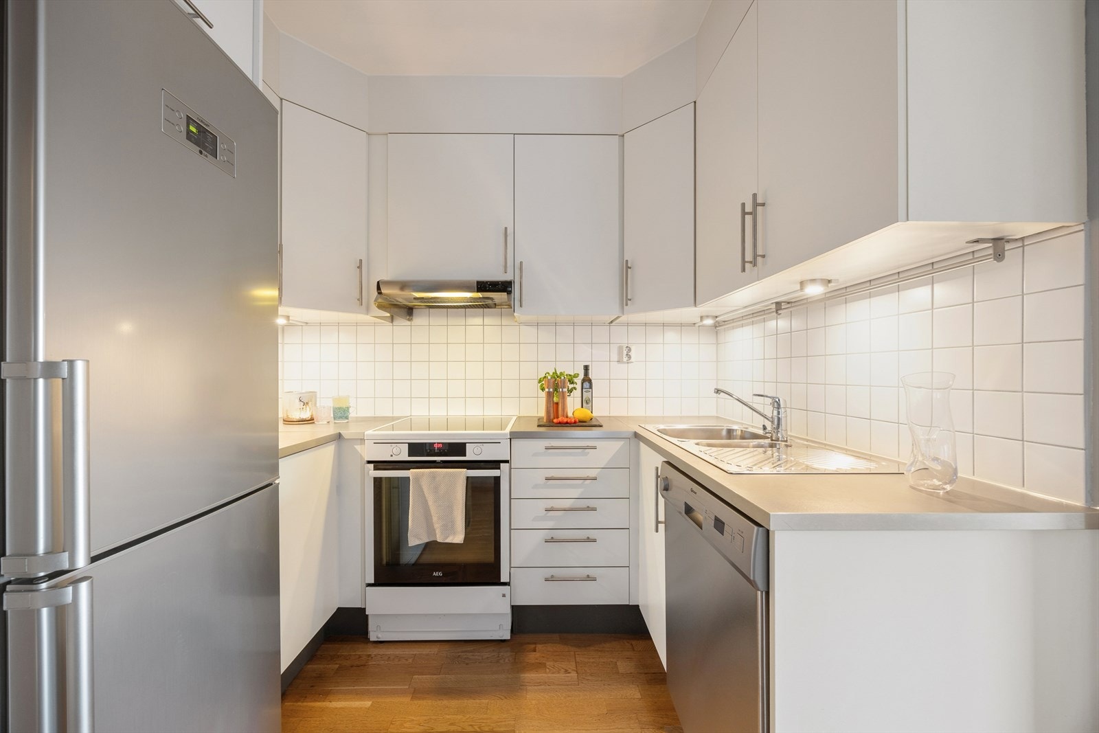 Hvitevarer som komfyr, kjøl/frys og oppvaskmaskin medfølger handelen. Galleribilde