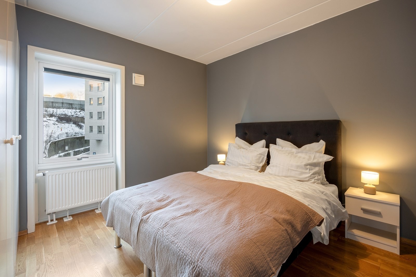 Soverommene vender bort fra stuen, noe som gir en skjermet og rolig sovesone. Galleribilde