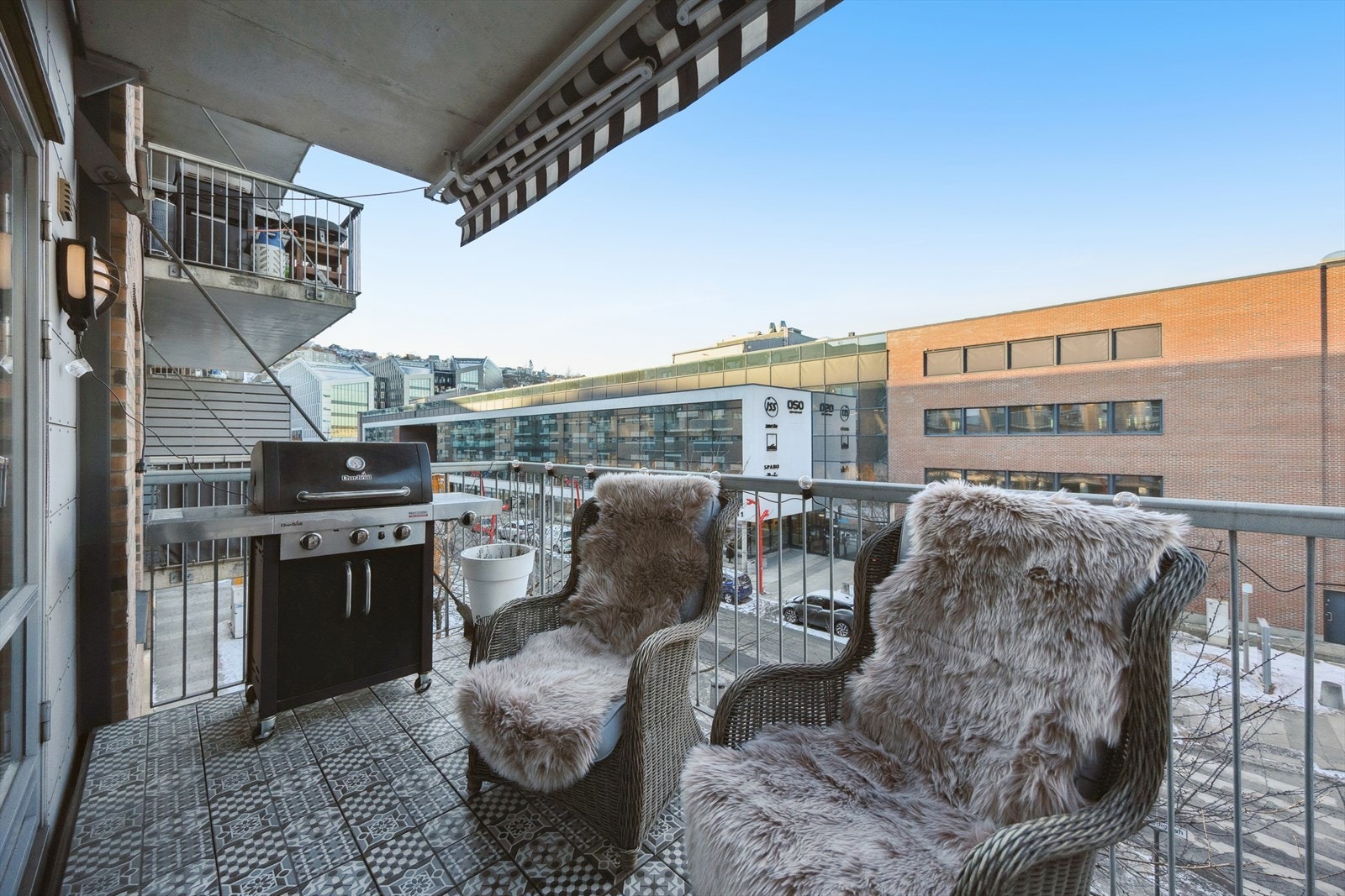 Den sørøstvendte balkongen på 8 m² er en fin forlengelse av stuen og har god plass til en sittegruppe. Galleribilde