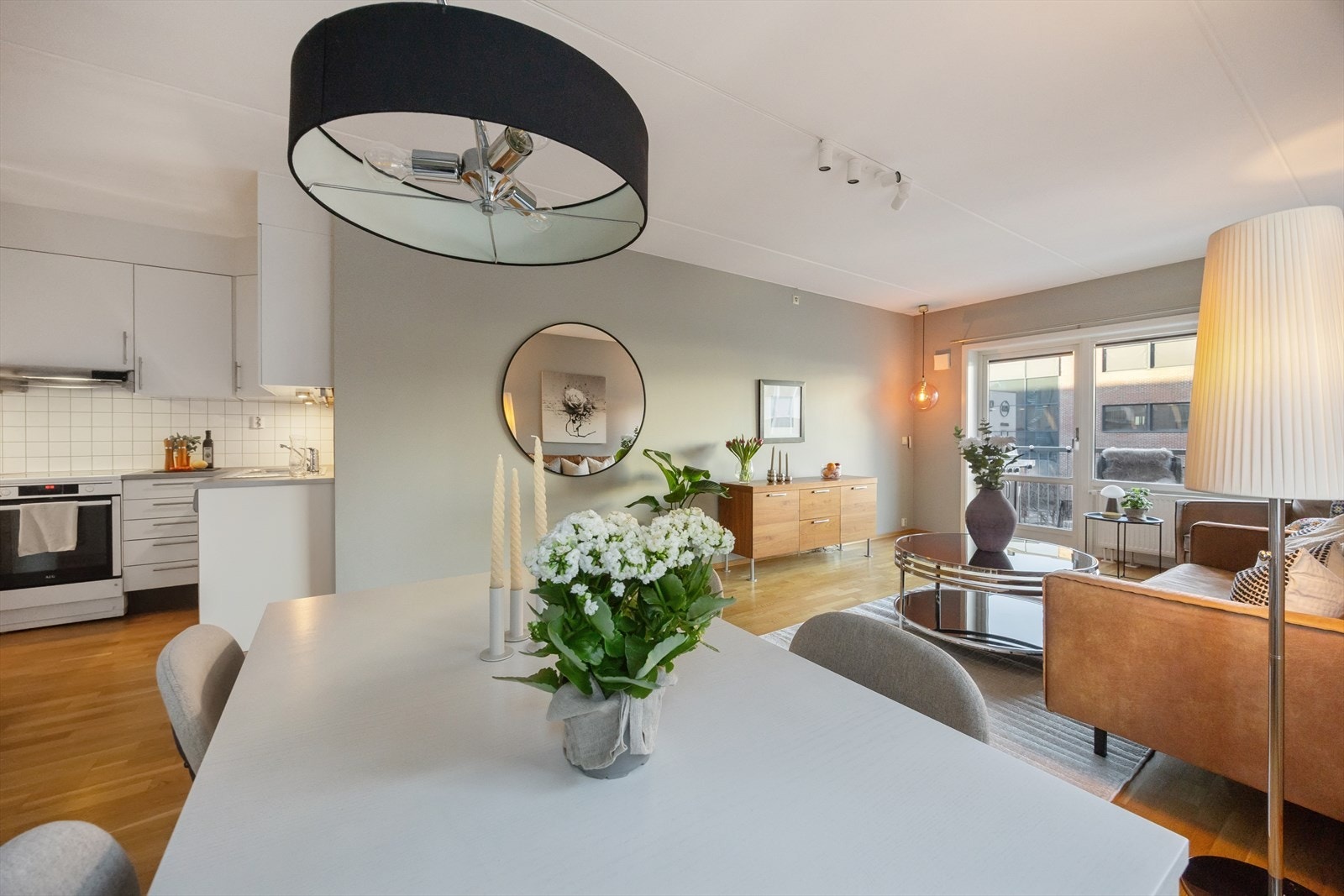 I den åpne sonen er det god plass til en egen spisesone i tilknytning til både stue og kjøkken. Galleribilde