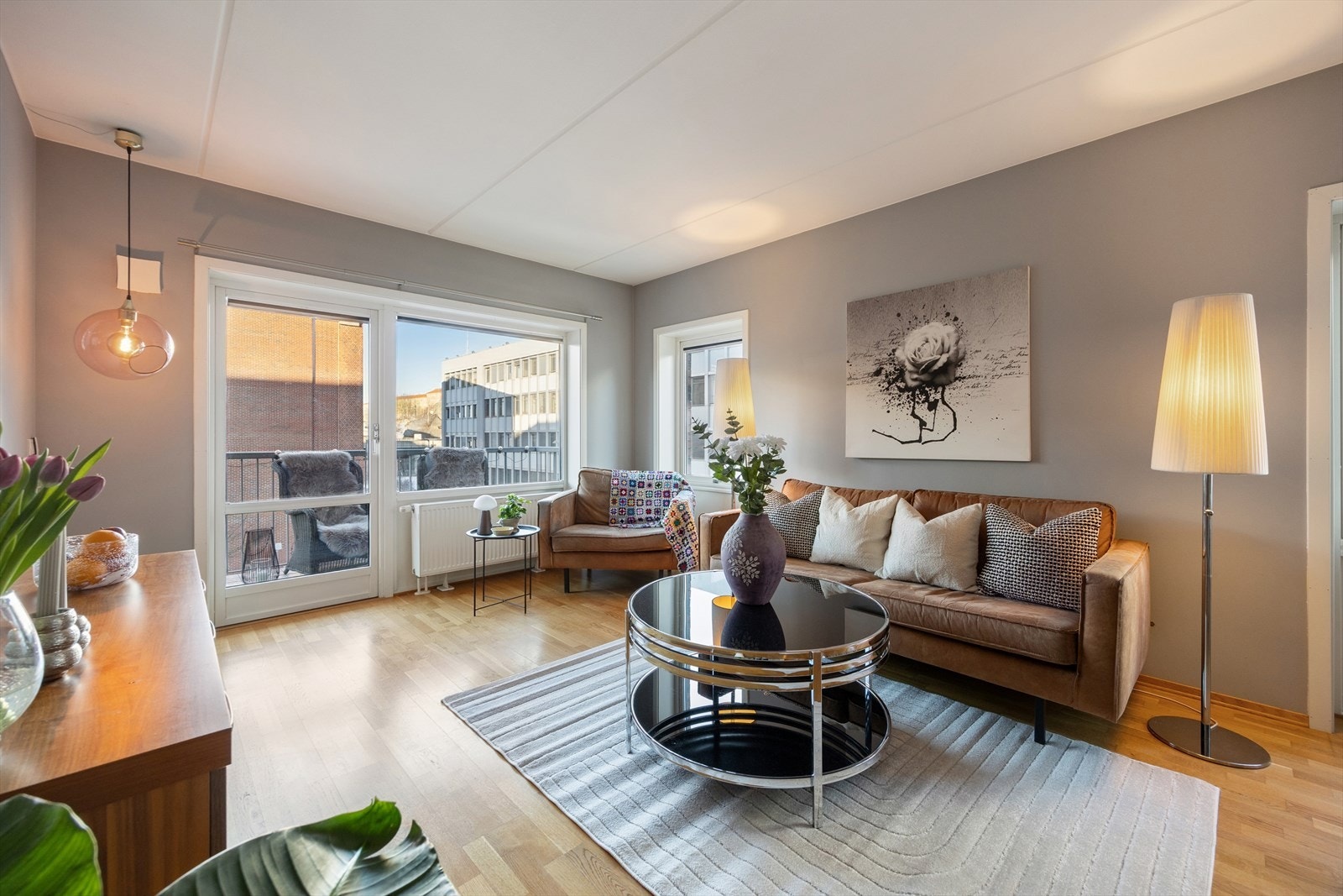 Oppvarming via radiatorer tilknyttet fjernvarme er inkludert i felleskostnadene og sikrer jevn temperatur. Galleribilde