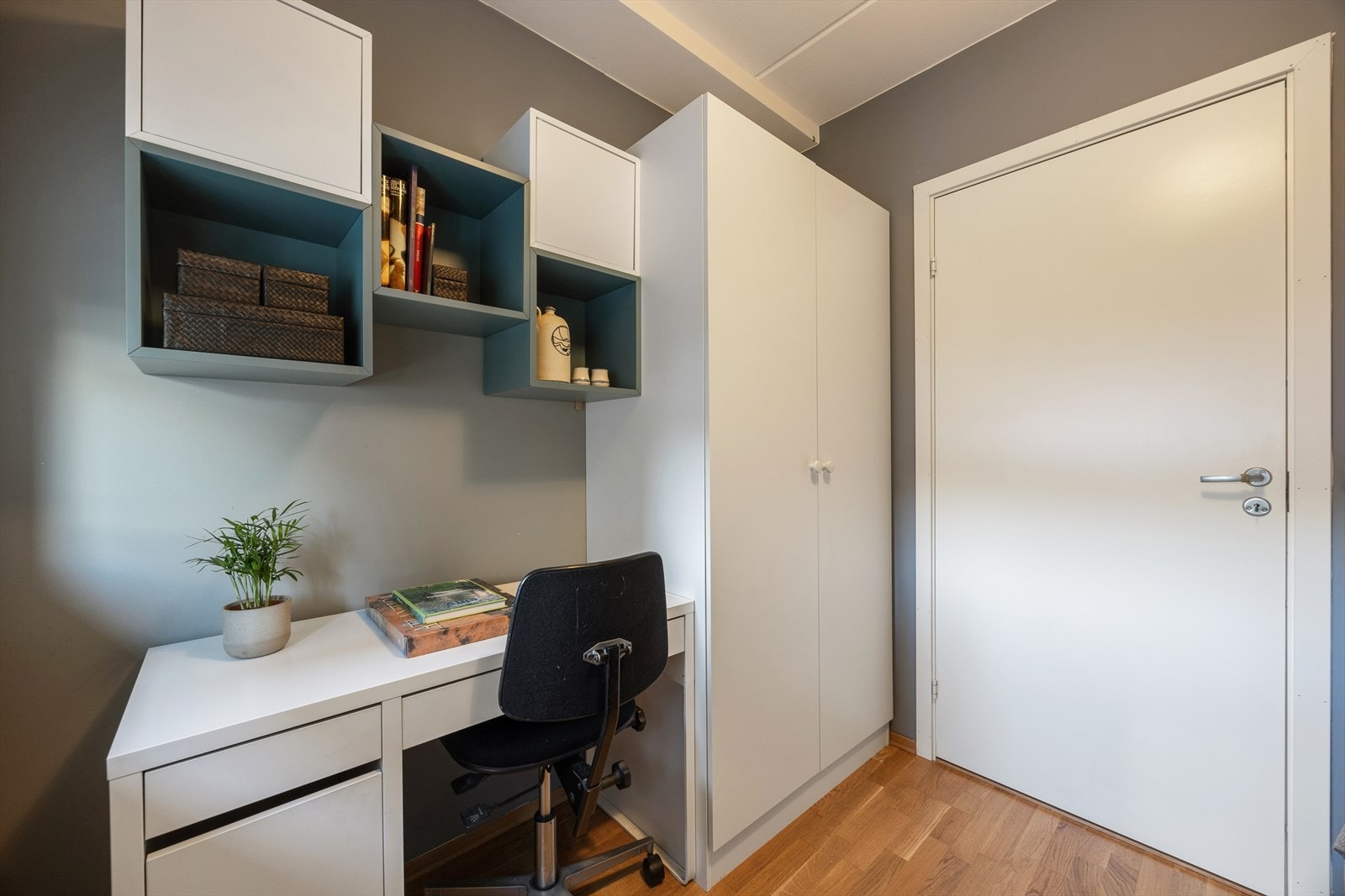 Også dette rommet er utstyrt med praktiske garderobeskap for god oppbevaring. Galleribilde