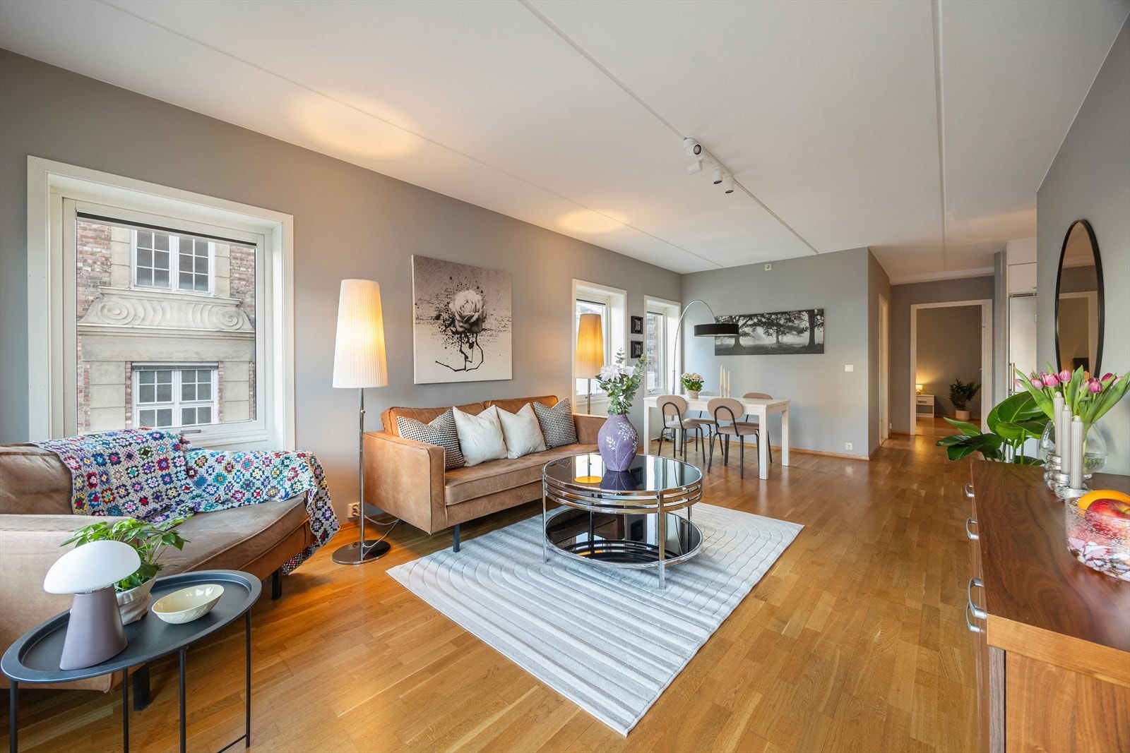 Gjennomgående parkett på gulv i alle oppholdsrom gir et helhetlig og pent inntrykk. Galleribilde