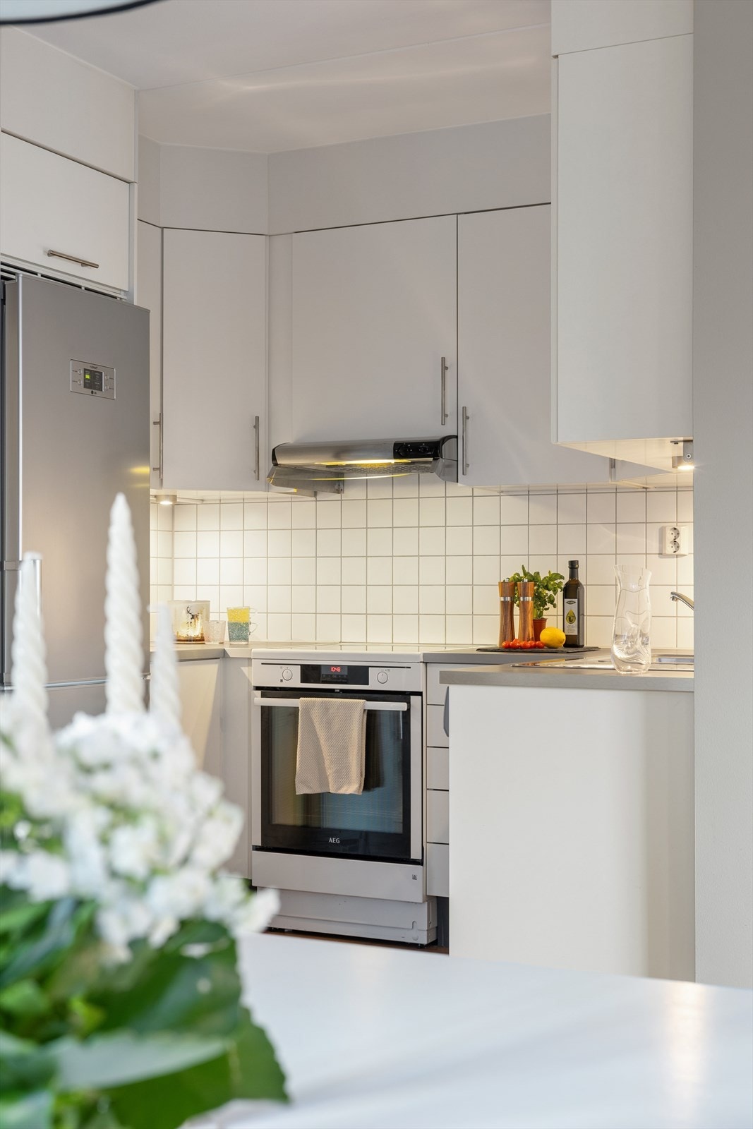 Fliser på veggen over benken gir en praktisk og lettstelt overflate under matlaging. Galleribilde