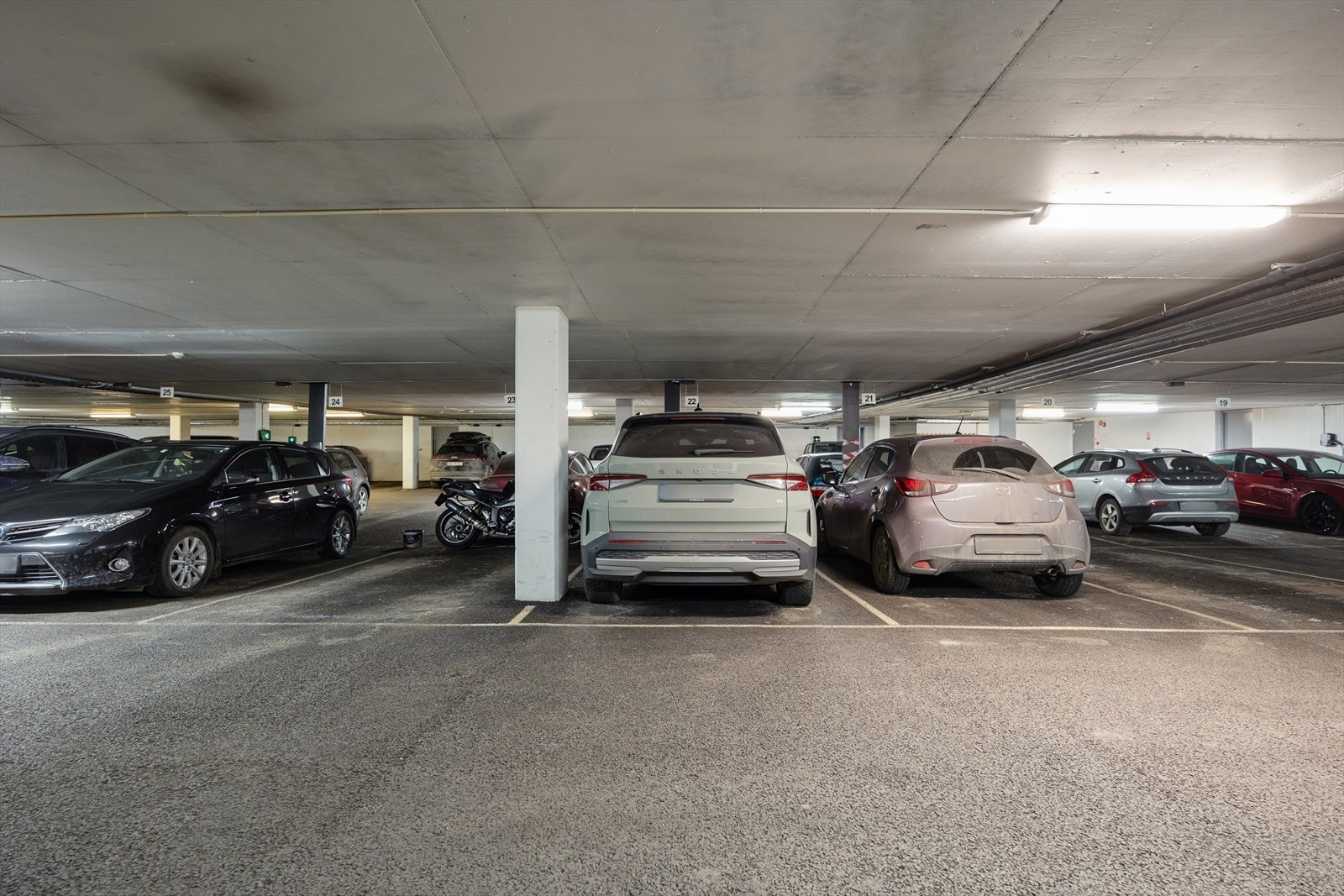 Egen parkeringsplass med elbillader i kjeller. Leiligheten disponerer også en privat bod på 6 m². Galleribilde