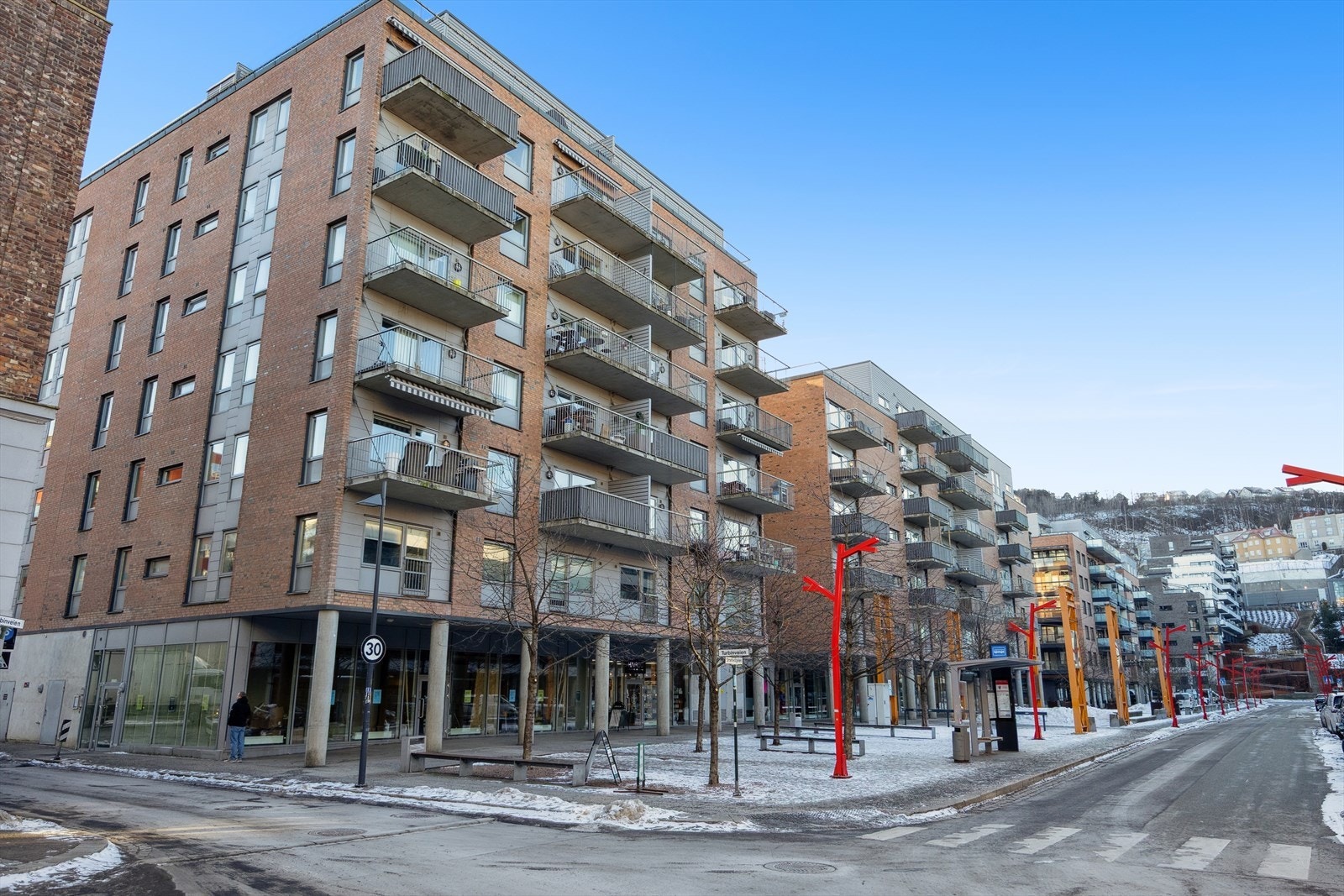 Bygget fra 2009 har heis, og beboerne har tilgang til en felles takterrasse. Galleribilde