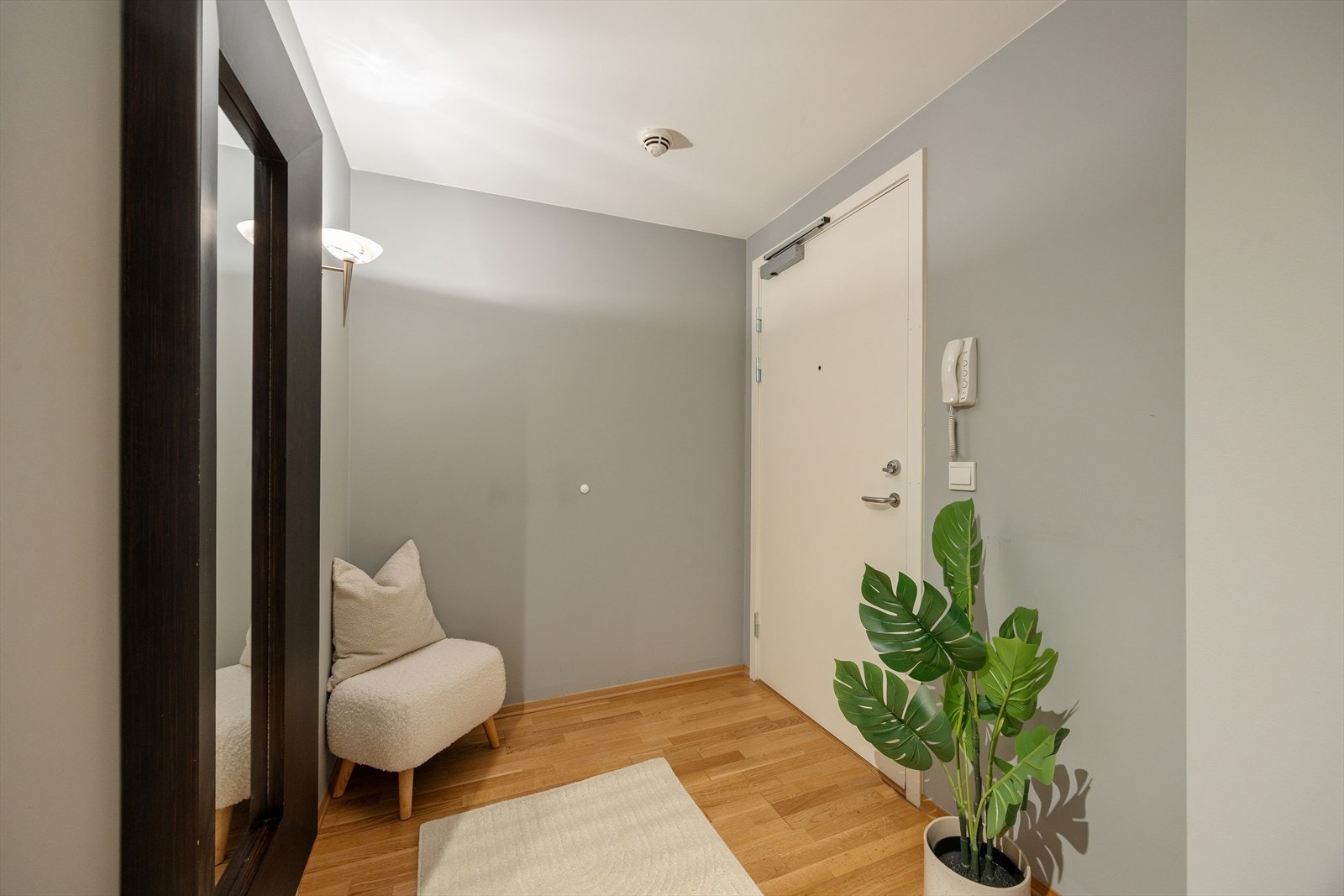 Entréen ønsker velkommen inn og er utstyrt med dørtelefon med portåpner for enkel adkomst. Galleribilde