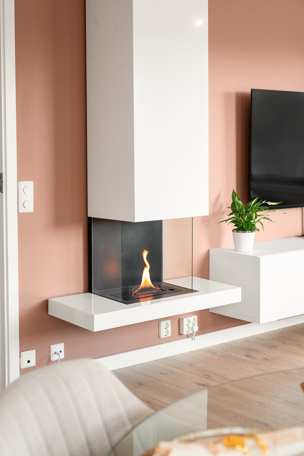 En integrert Tenderflame veggpeis skaper en lun og hyggelig atmosfære. Galleribilde