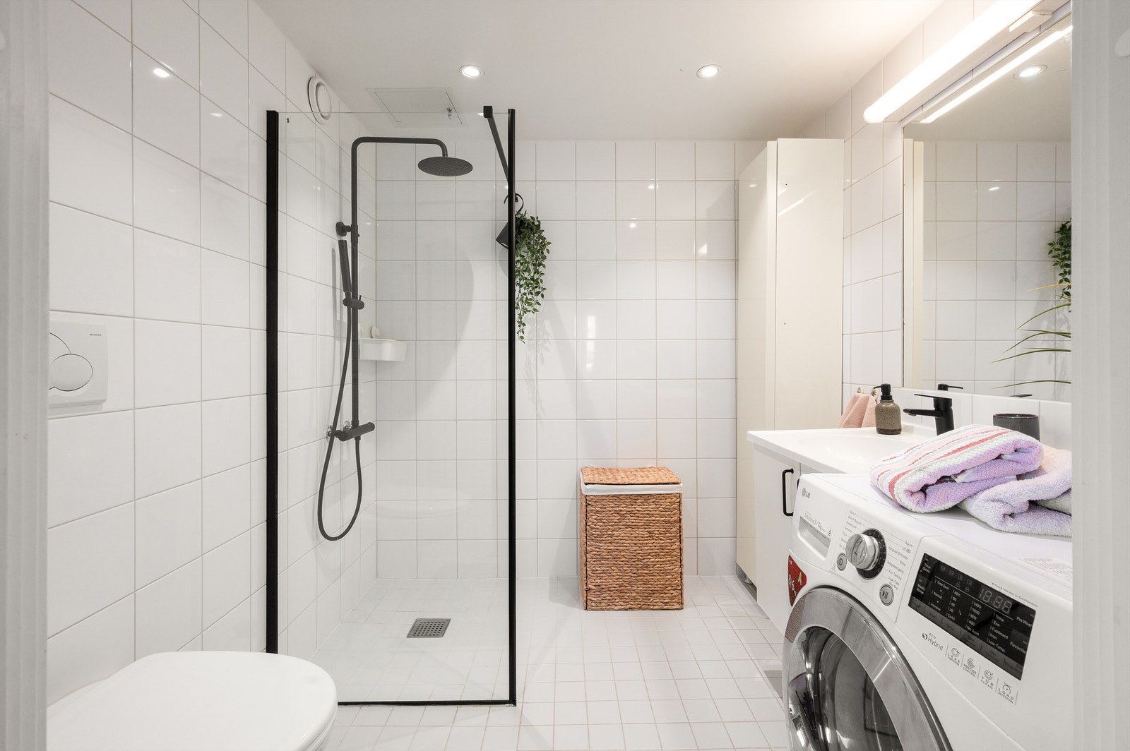 Flislagt bad fra byggeår 2006, med elektrisk gulvvarme som gir god komfort. Galleribilde