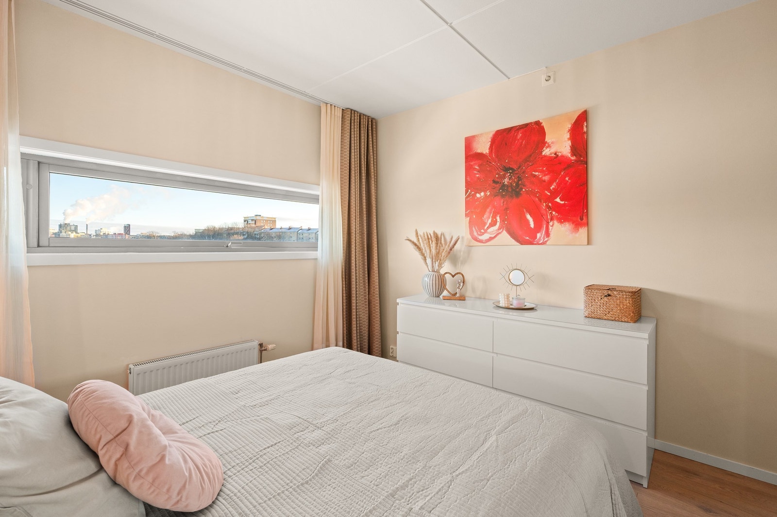 Praktisk laminatgulv og delikate, tidløse fargetoner på veggene skaper en rolig atmosfære. Galleribilde