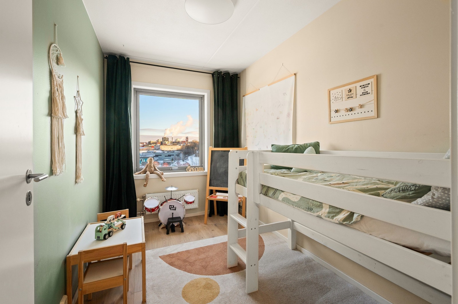 Leilighetens andre soverom er også av god størrelse og egner seg utmerket som barnerom, gjesterom eller hjemmekontor. Galleribilde