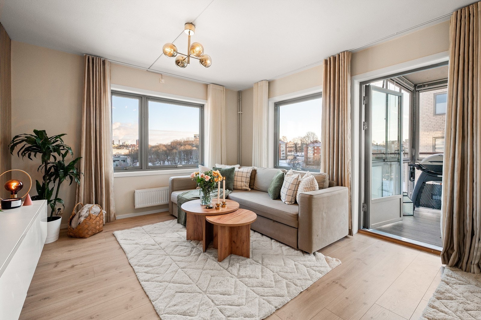 Stuen fremstår som lys og luftig med store vindusflater som slipper inn rikelig med naturlig lys. Galleribilde