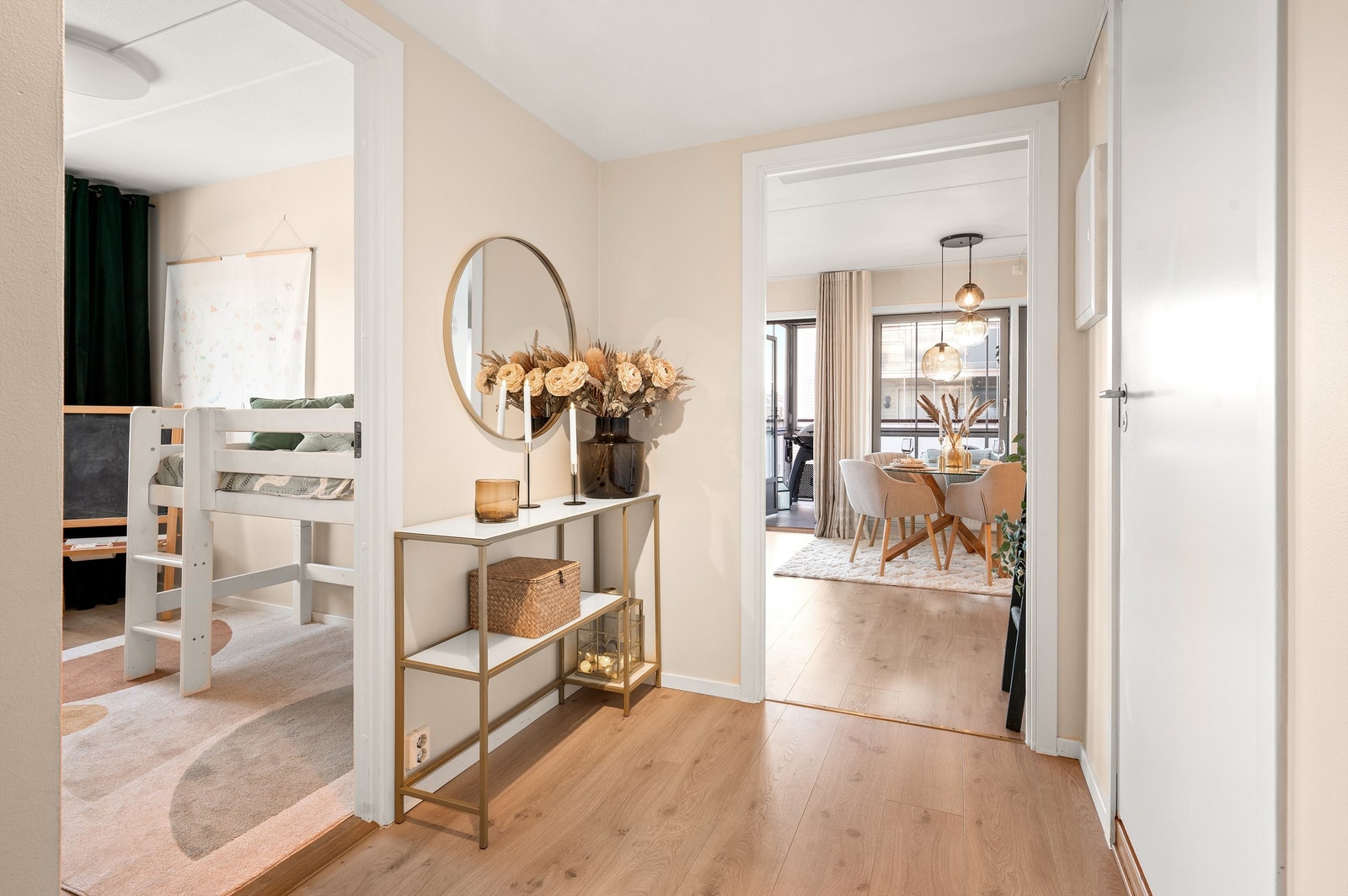 Leiligheten ønsker deg velkommen med en lys og luftig entré som gir adkomst til alle rom i boligen. Galleribilde