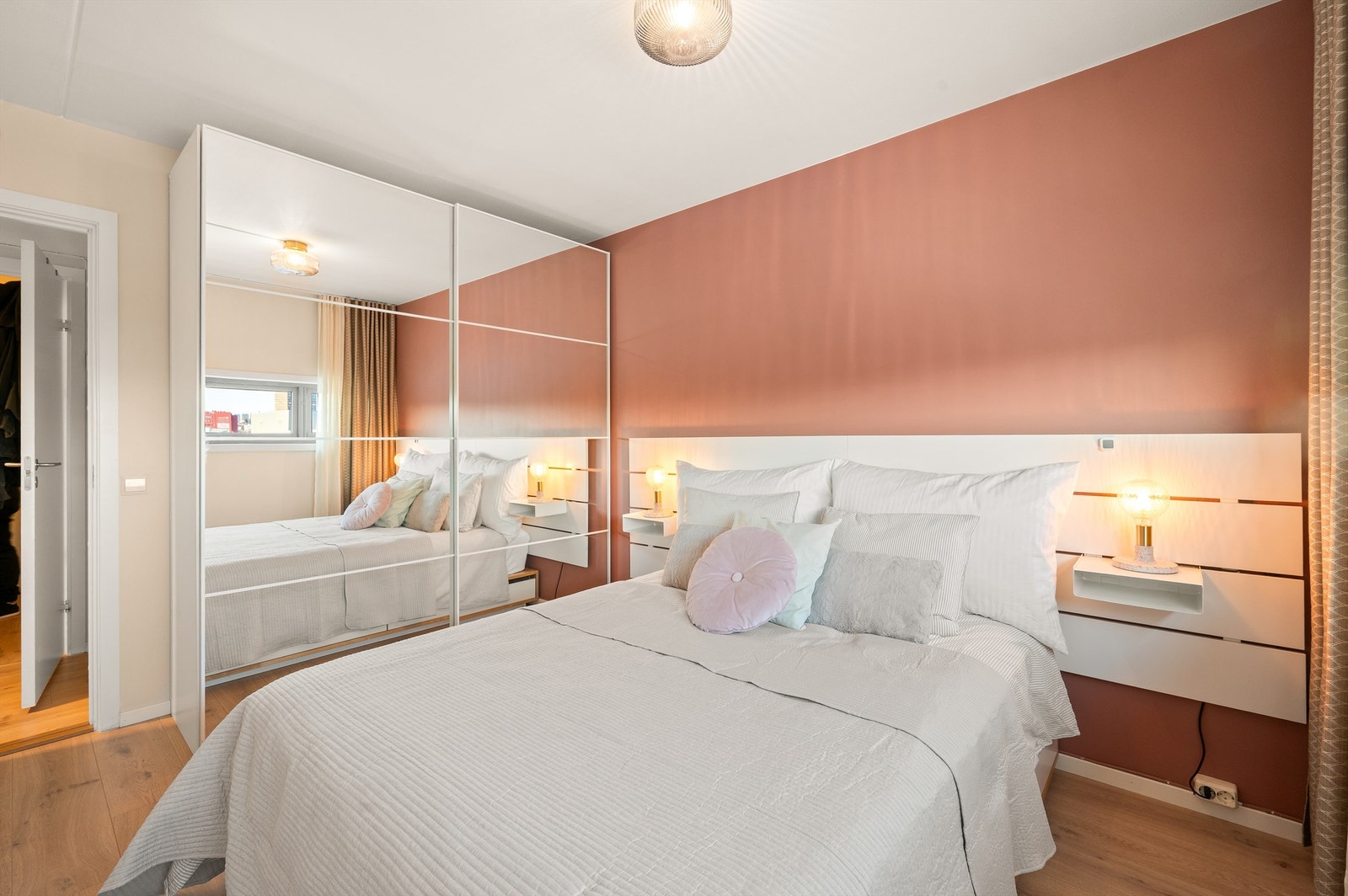 Rommet har gode oppbevaringsmuligheter i skyvedørsgarderobe. Galleribilde