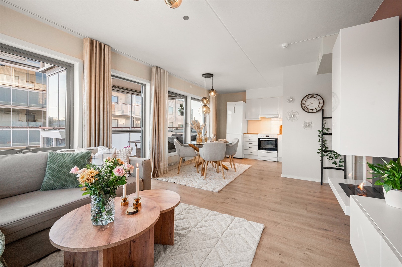 Den åpne løsningen gir god plass til både sofagruppe og spisebord. Galleribilde