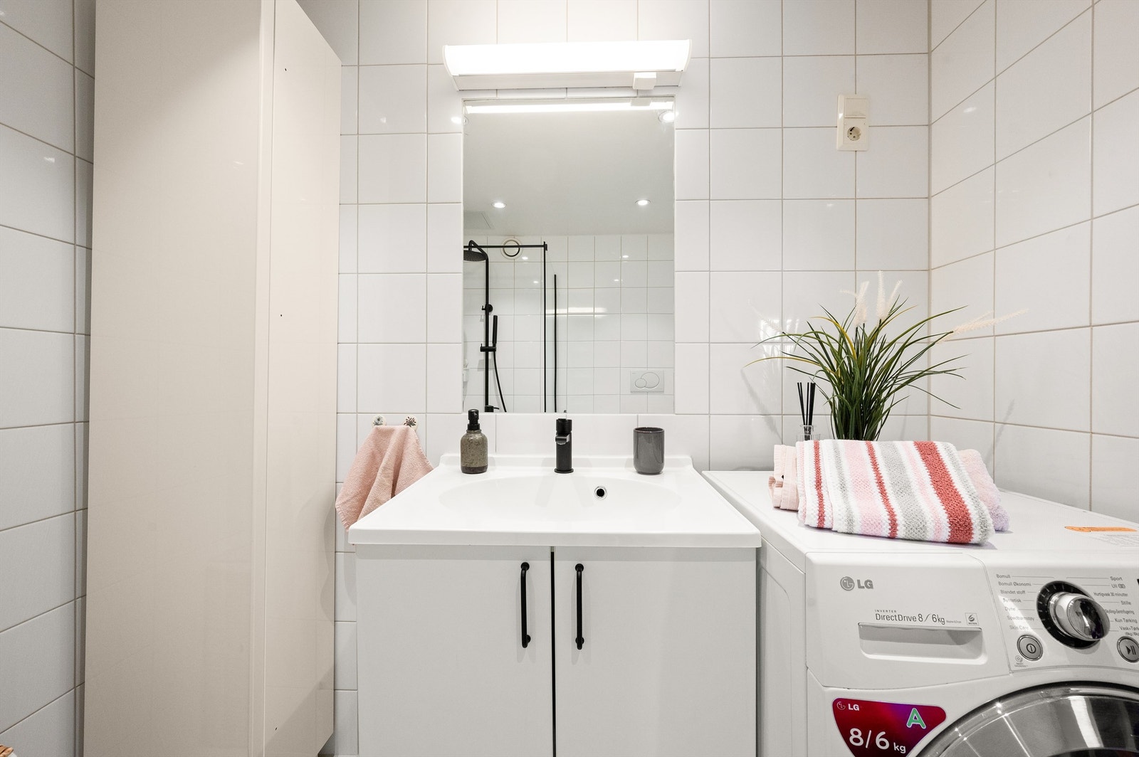 Badet er innredet med vegghengt toalett, servant nedfelt i innredning og dusjhjørne med glassvegg. Videre er det opplegg for vaskemaskin og balansert ventilasjon, noe som bidrar til et funksjonelt og godt inneklima. Galleribilde