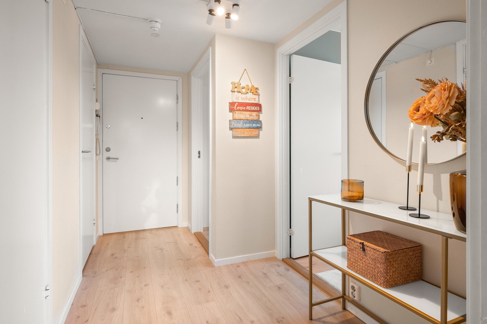 Entréen er utstyrt med lyd- og brannklassifisert entrédør samt callinganlegg til ytterdør. Galleribilde