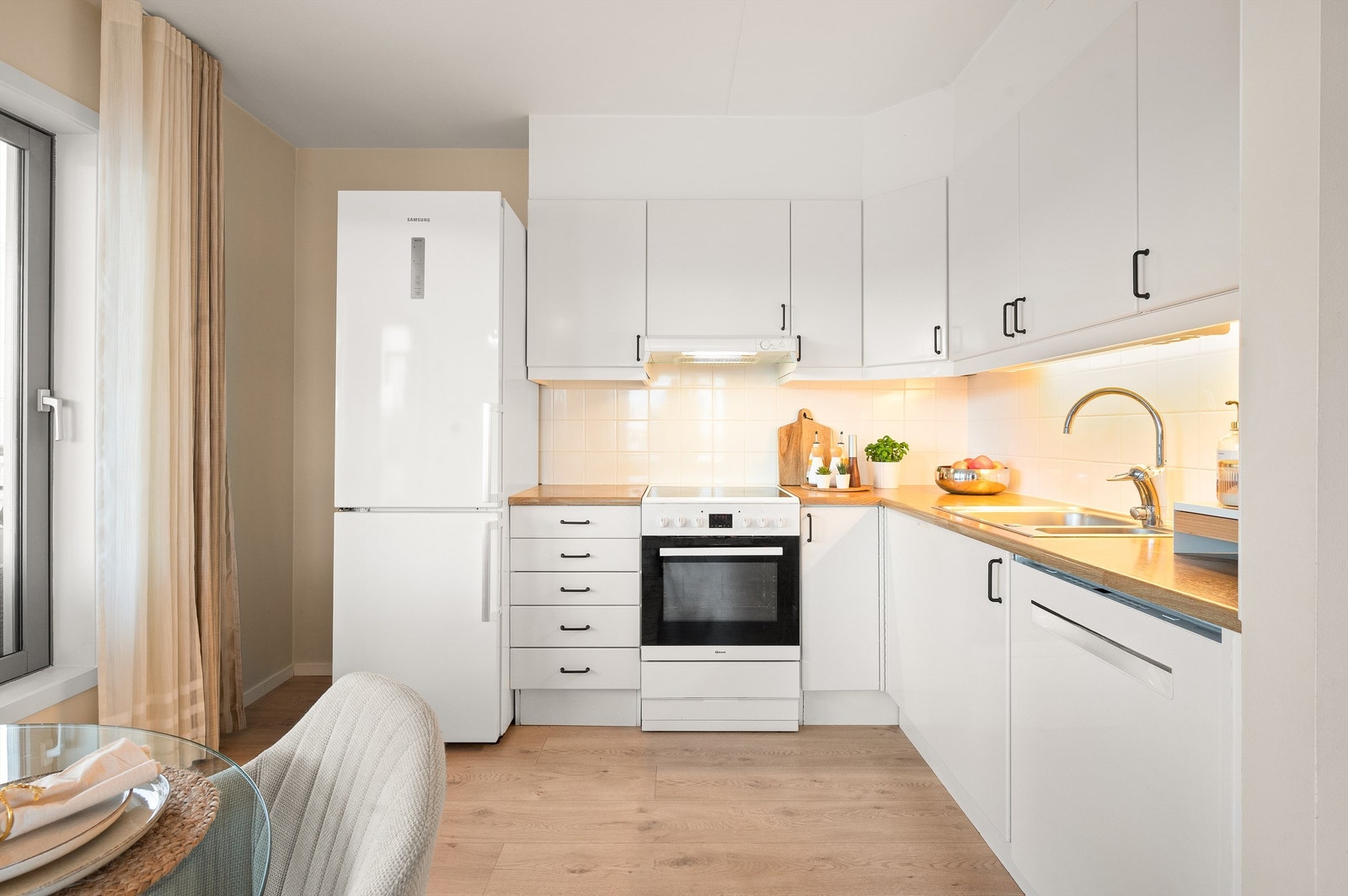 Kjøkkeninnredningen er levert av Sigdal og har glatte fronter samt laminat benkeplate med nedfelt oppvaskkum. Galleribilde