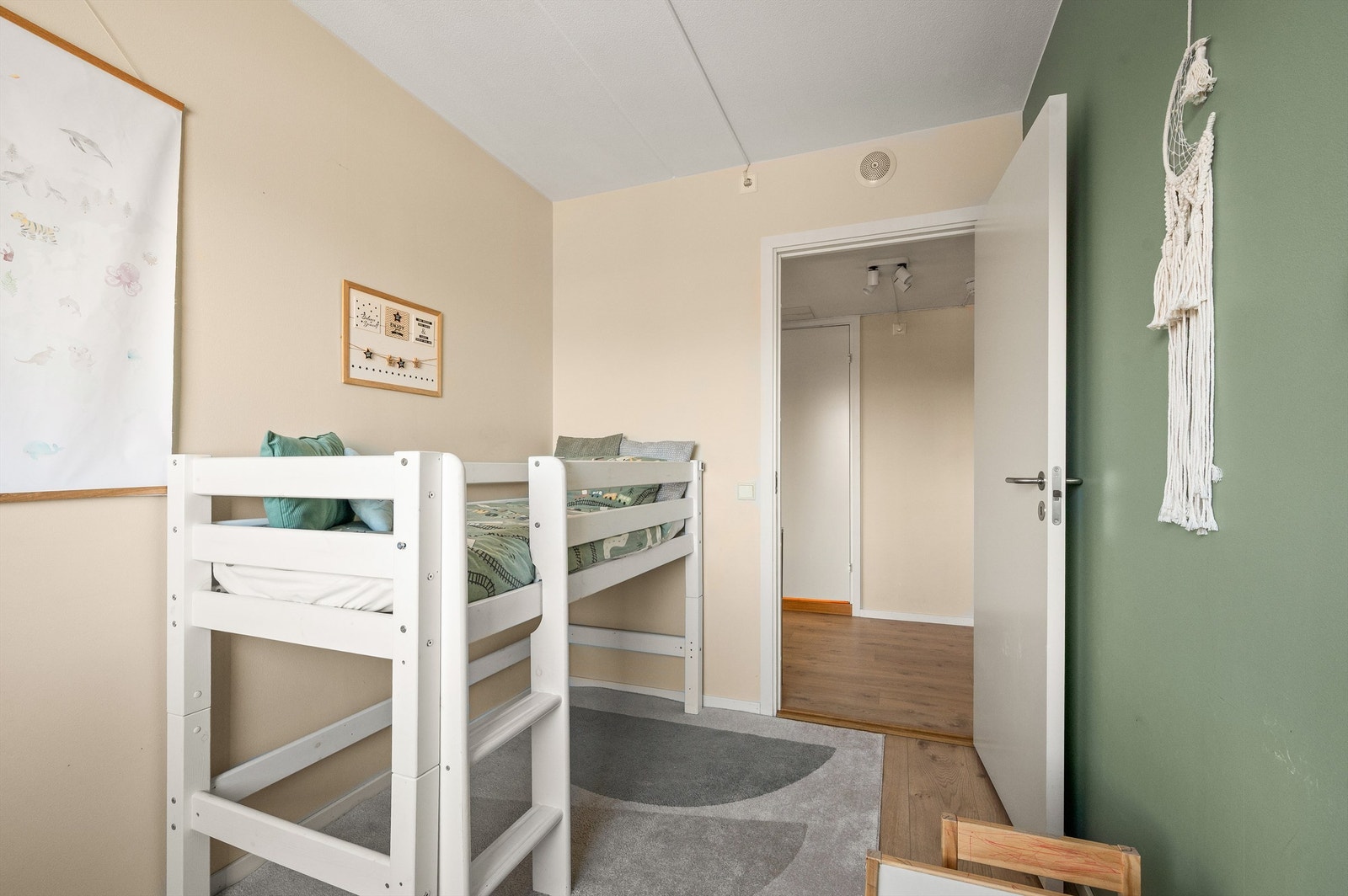 Rommet har gode møbleringsmuligheter og kan enkelt innredes med seng, skrivebord eller annet ønsket møblement, etter behov. Galleribilde