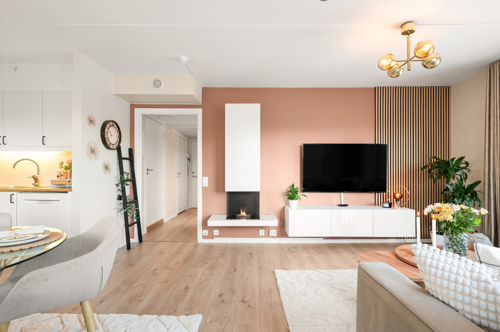 Gulvet er belagt med laminat, og veggene er holdt i delikate og tidløse fargetoner. Galleribilde