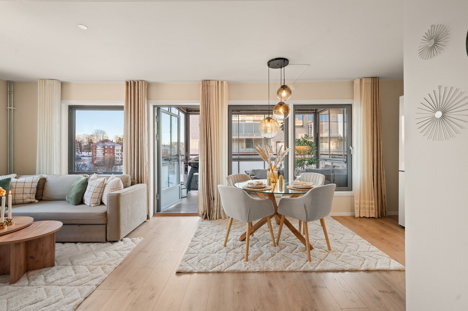 Fra stuen er det direkte utgang til den trivelige, innglassede balkongen. Galleribilde