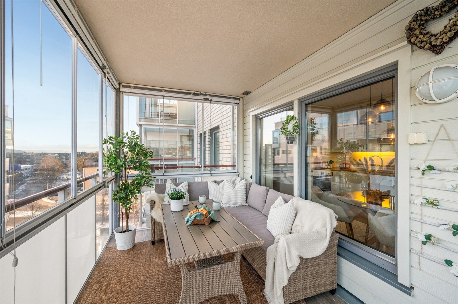 Den romslige, innglassede balkongen på 12 m² har gode solforhold og utvider stuen. Galleribilde