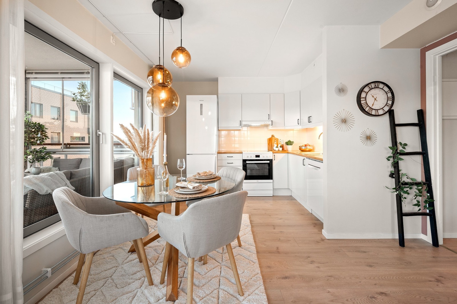 Leilighetens kjøkken er utformet i en sosial og åpen løsning mot stuen, som legger til rette for både hverdagsliv og hyggelige sammenkomster. Galleribilde