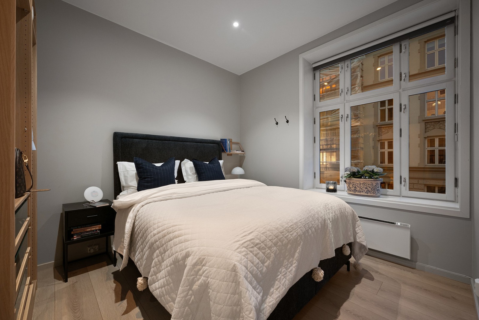 Romslig soverom med god plass til dobbelseng og garderobeskap fra 2023 Galleribilde