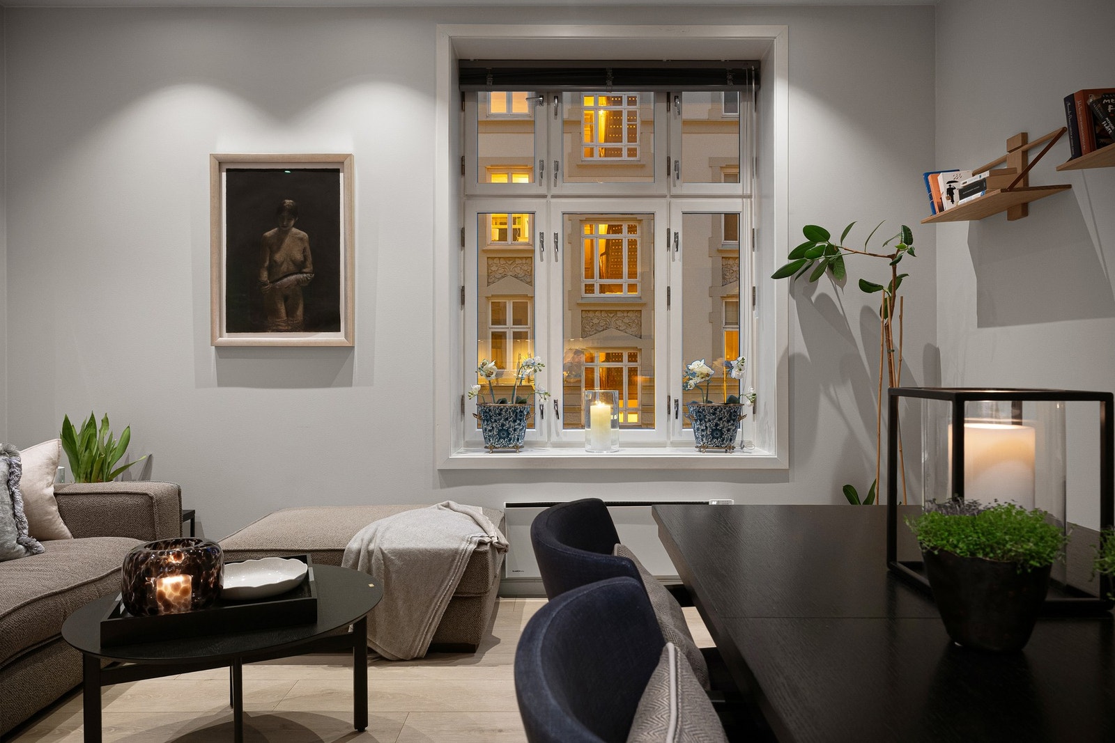 Store vindusflater i klassisk bygård Galleribilde