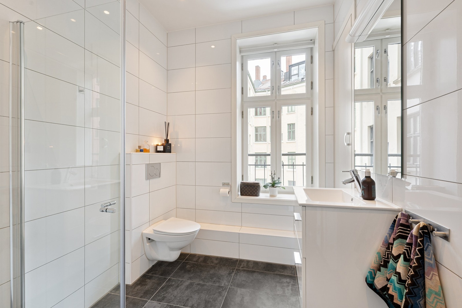 Stort bad fra 2020 med eget vaskerom Galleribilde