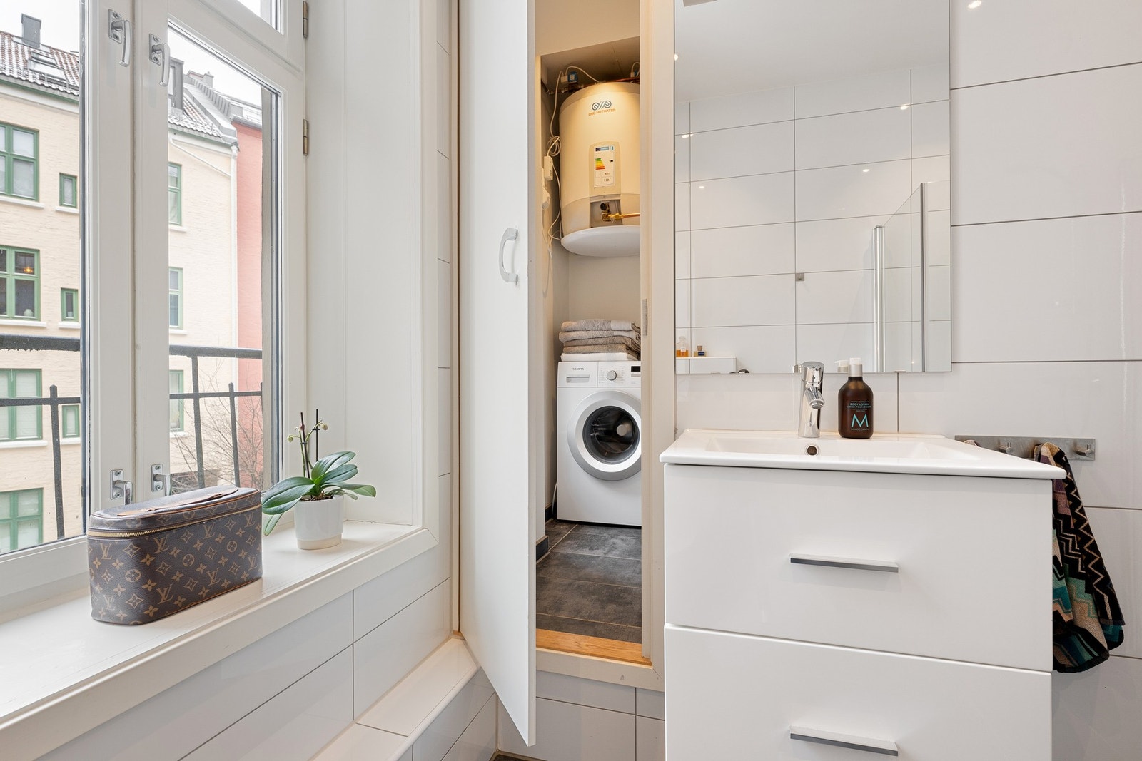 Vaskerommet har varmtvannsbereder på ca 120 liter - Vaskemaskinen medfølger i handelen Galleribilde