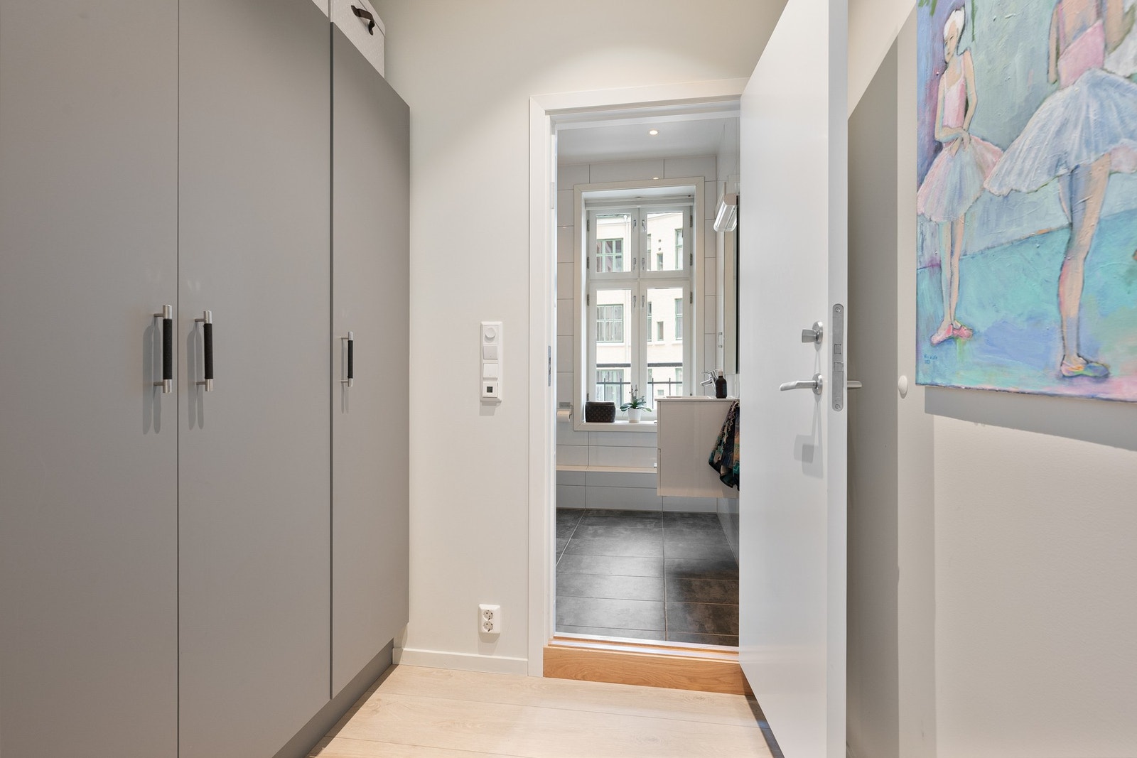 Mellomgang med garderobeskap - I tillegg er det loftsbod og kjellerbod på totalt 11 kvm Galleribilde